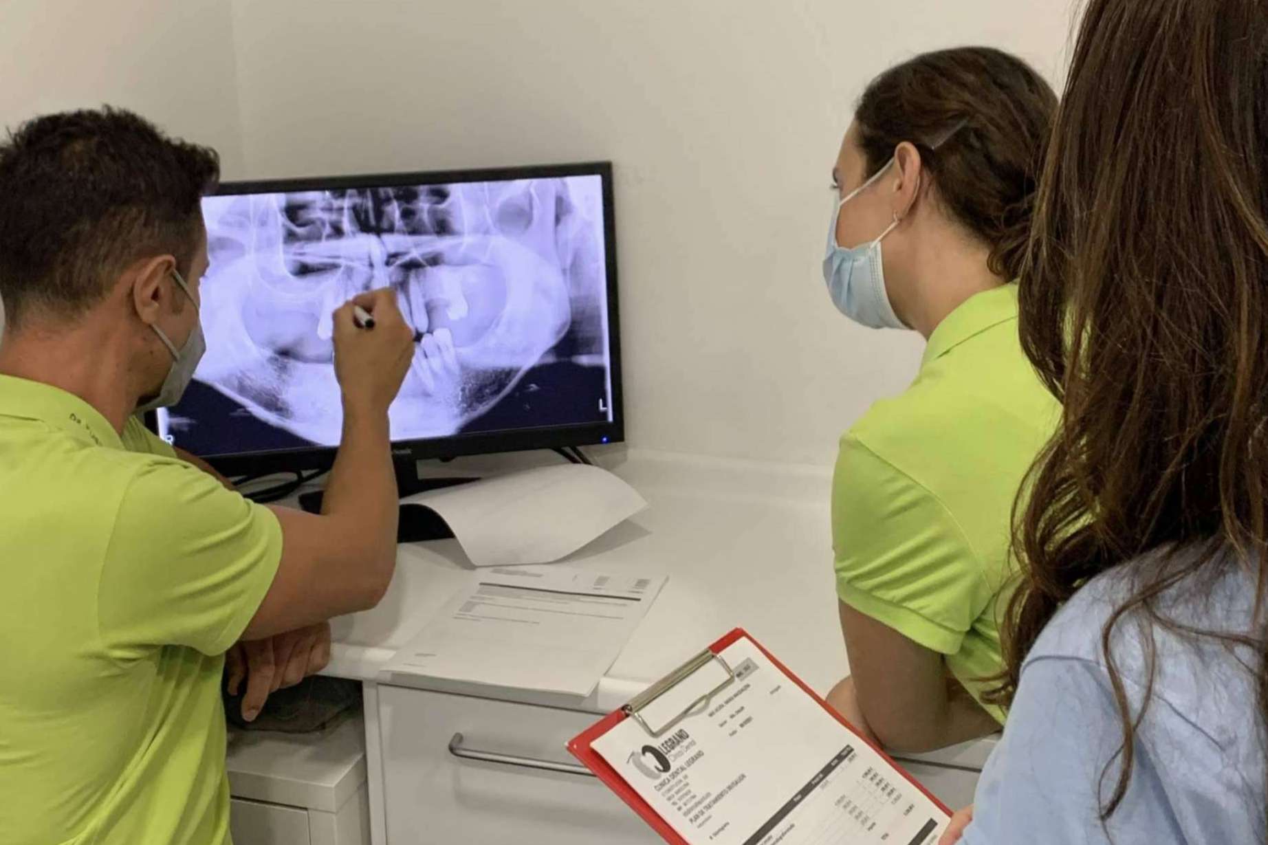 Dental Legrand cuenta con un equipo de especialistas en tratamientos de implantes dentales