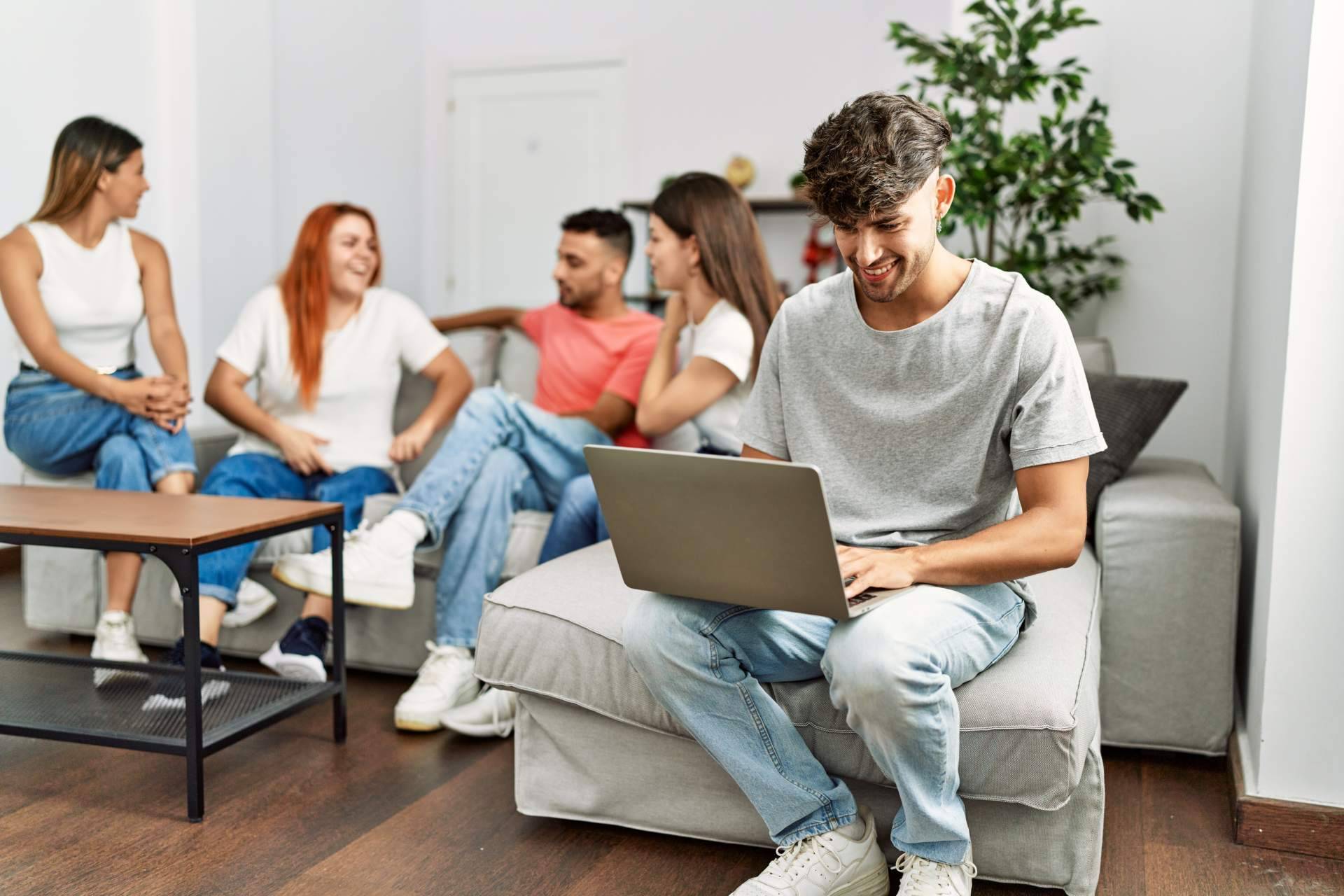¿Cómo encontrar pisos para estudiantes de una manera rápida, segura y personalizada en España? LIVE4LIFE