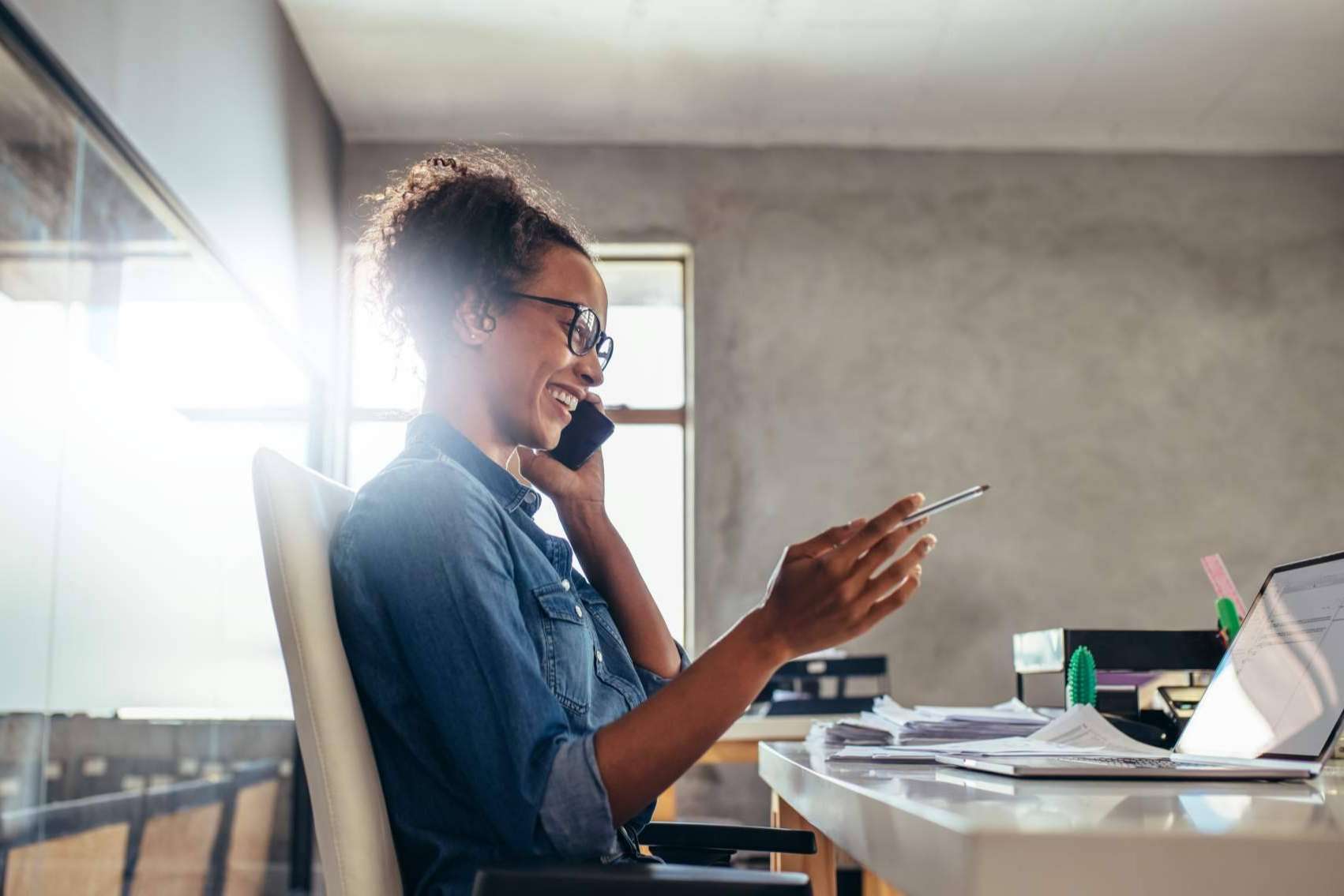 ¿Cuáles son los principales beneficios del programa de mentoring híbrido que ofrece Empresarias de Alto Valor?