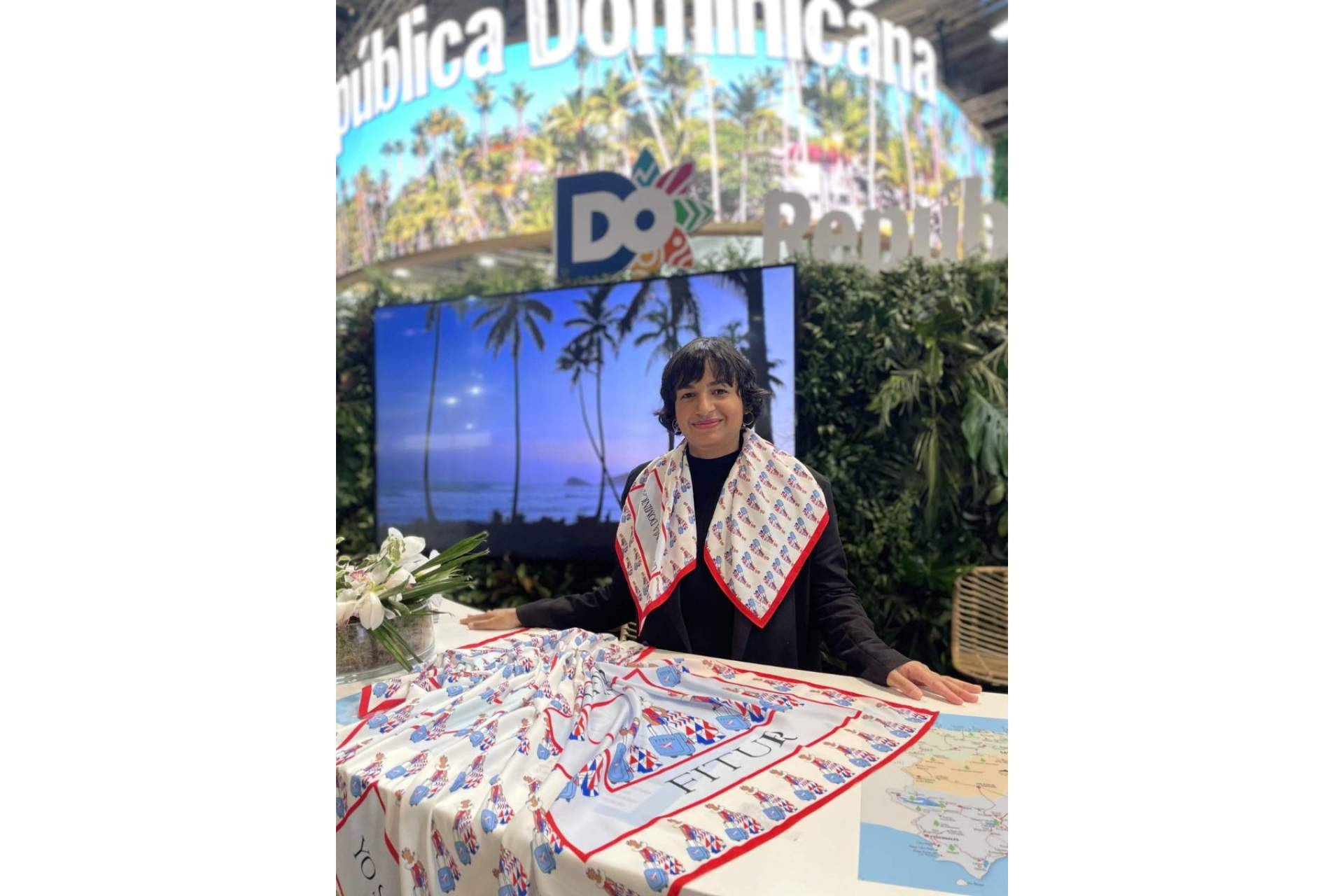 Gifinas y su pañuelo de esencia dominicana expuesto en la feria Fitur