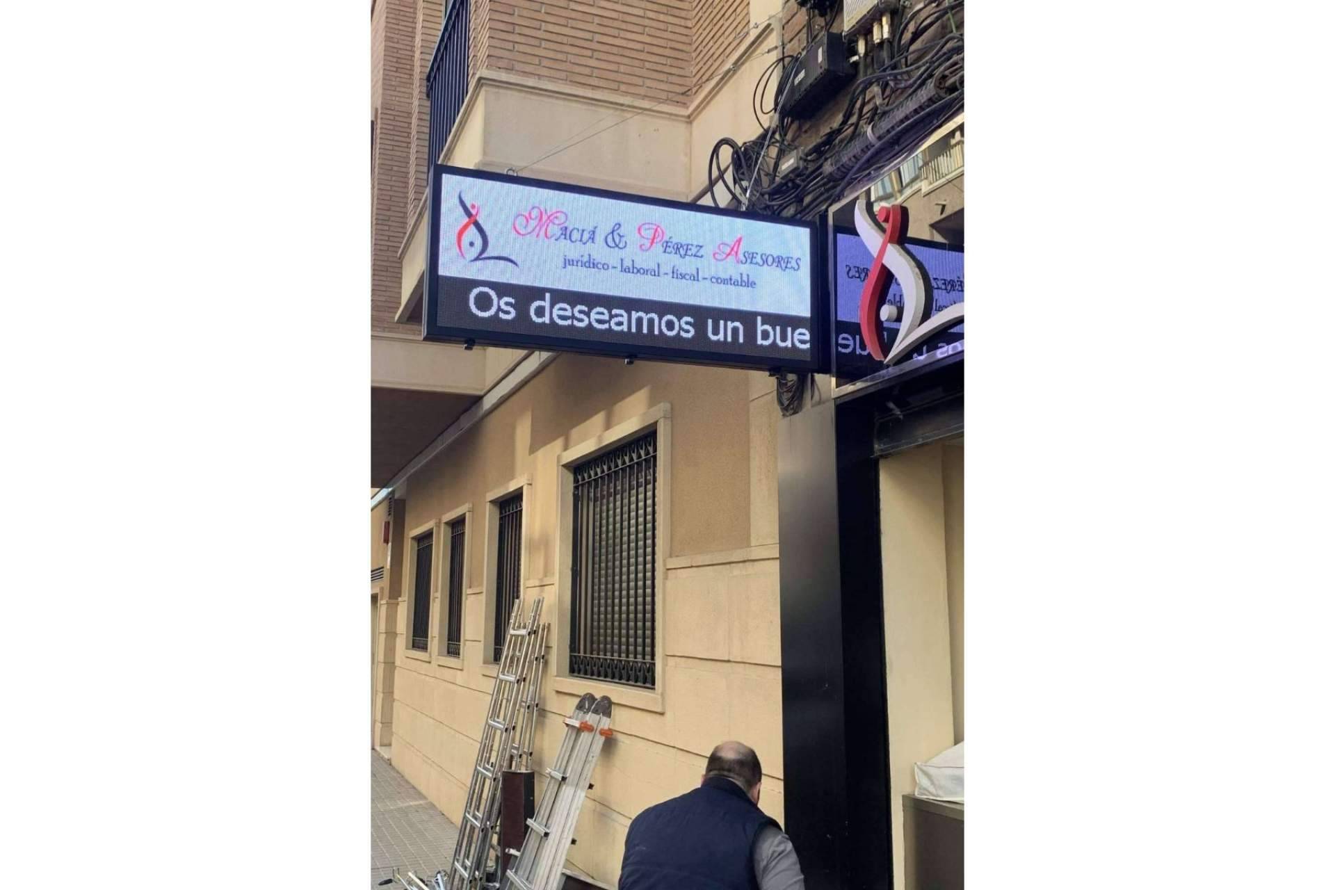 Para la publicidad exterior de hoy, las banderolas electrónicas se posicionan como una herramienta clave