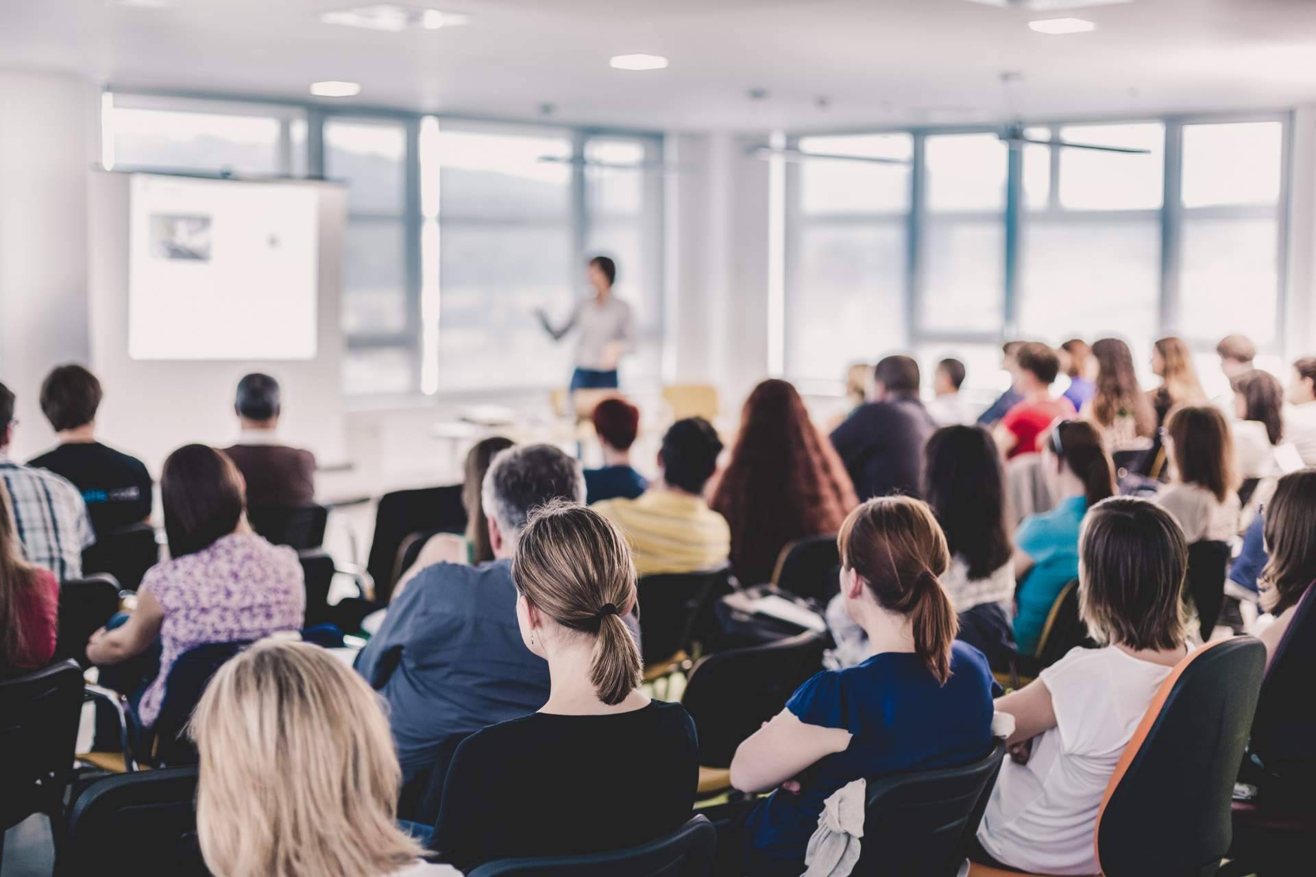 Taller de creación de medios digitales dirigido a colegios y universidades con la revista digital ESBUENISIMO NEWS