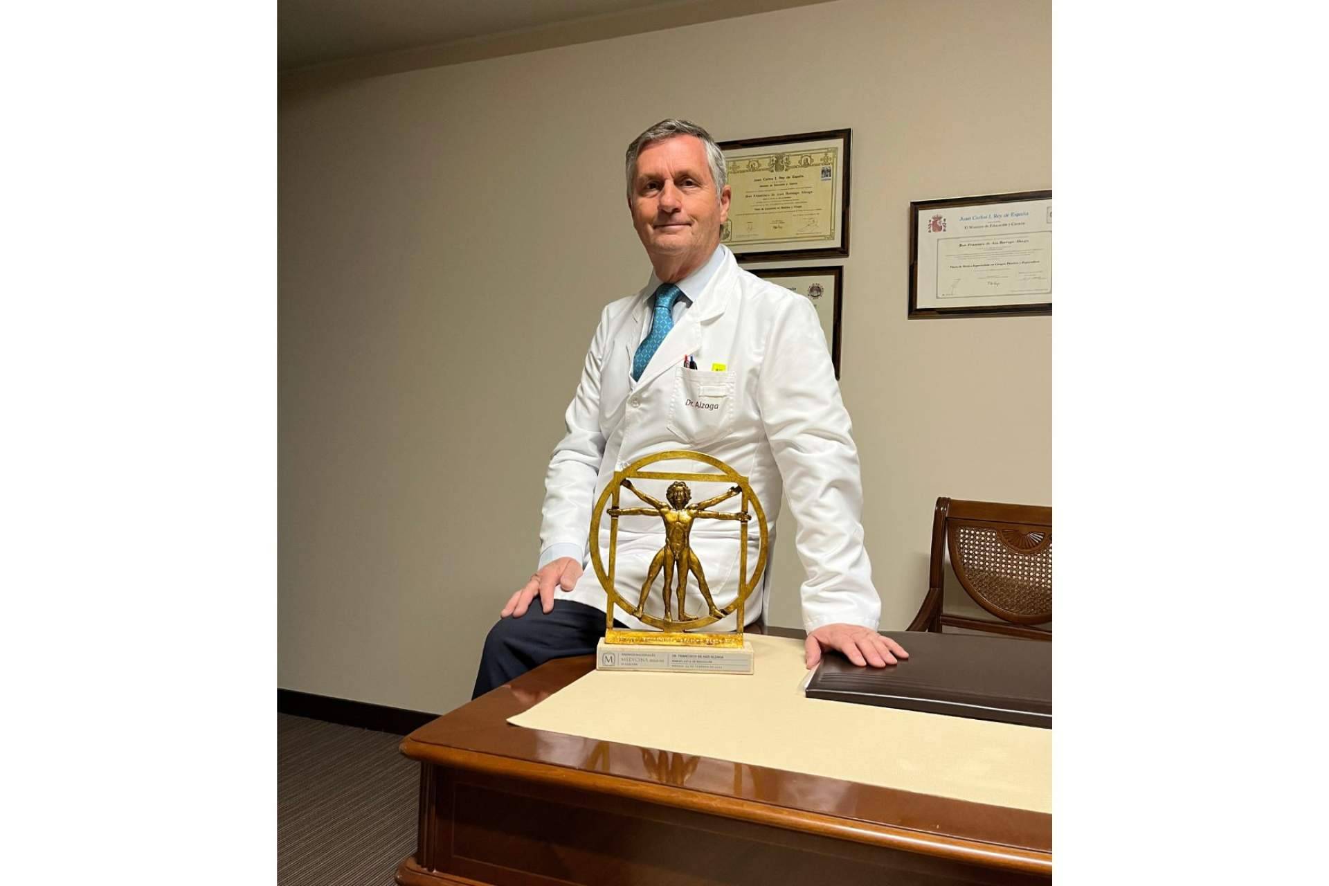 El Dr. Alzaga recibe el Premio Nacional de Medicina Siglo XXI en la categoría de Cirugía Plástica de Mamoplastia de Reducción