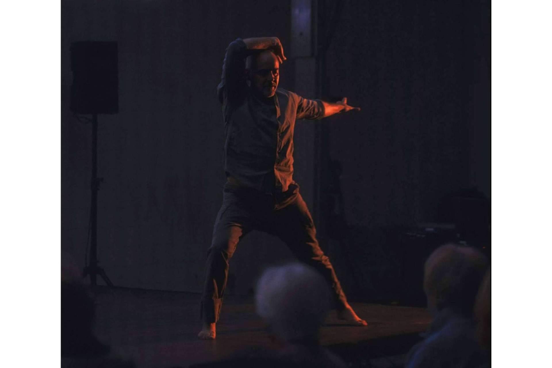 El destacado bailarín contemporáneo y profesor de danza Roberto Olivan