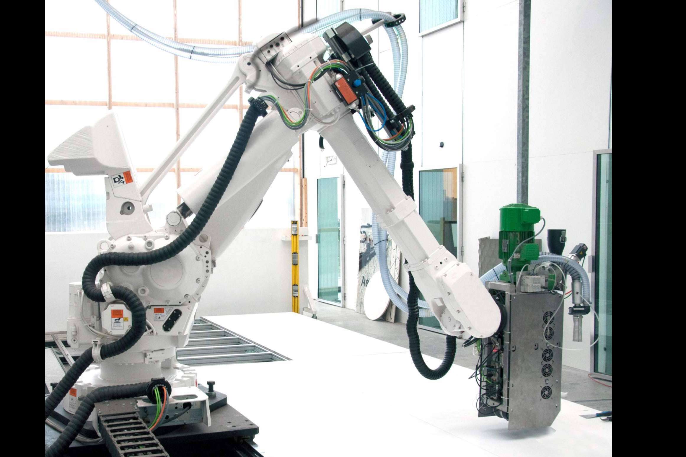 Conocer los beneficios de las cadenas portacables triflex para equipar con éxito robots industriales