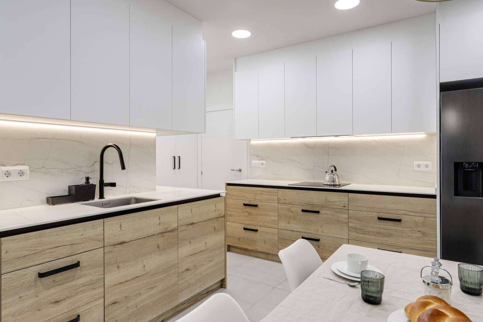 Especialistas en diseño de cocina roble y blanco, con Lautoka Urbana