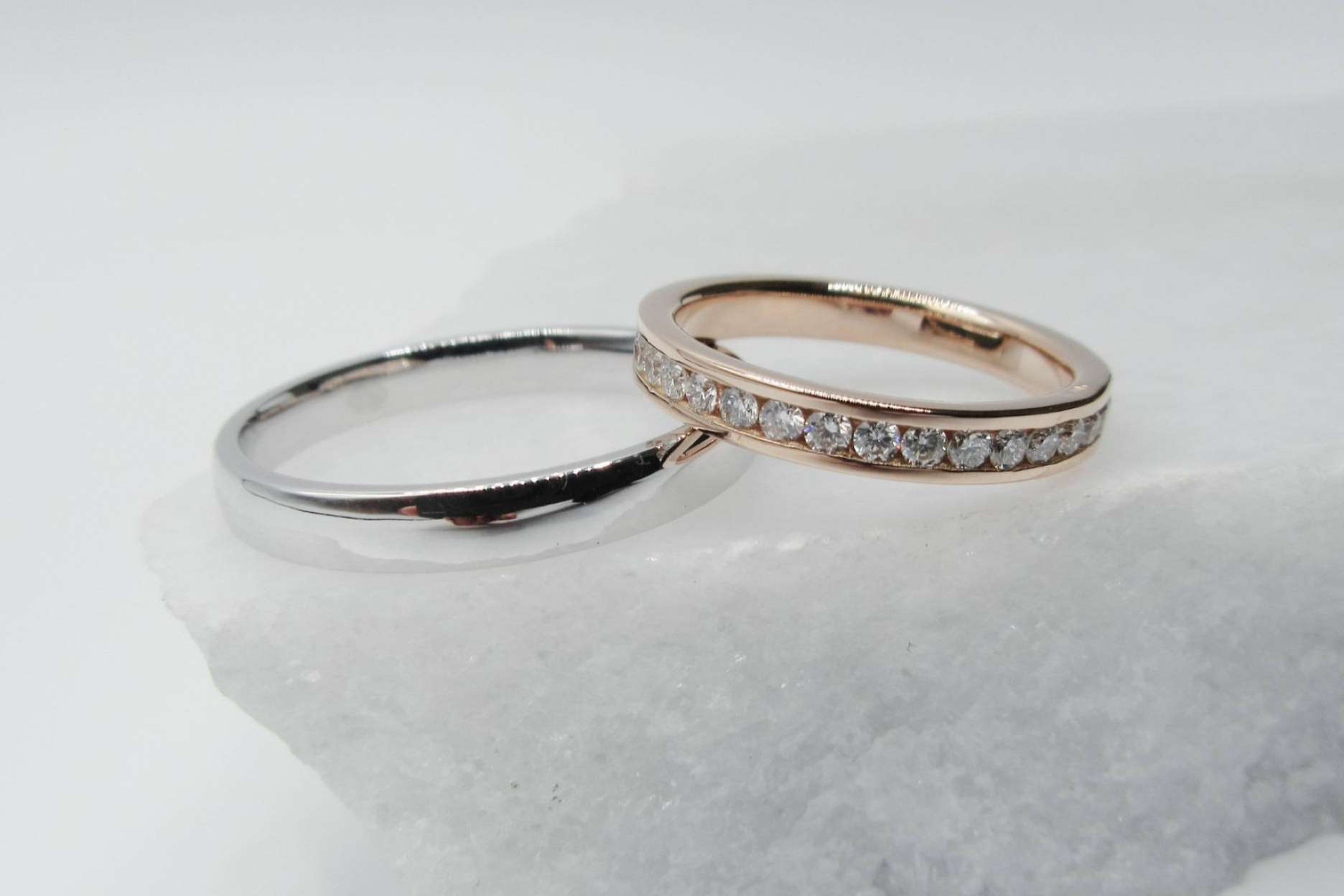 Diseños clásicos, vintage y minimalistas en las alianzas para novios de Mimoke