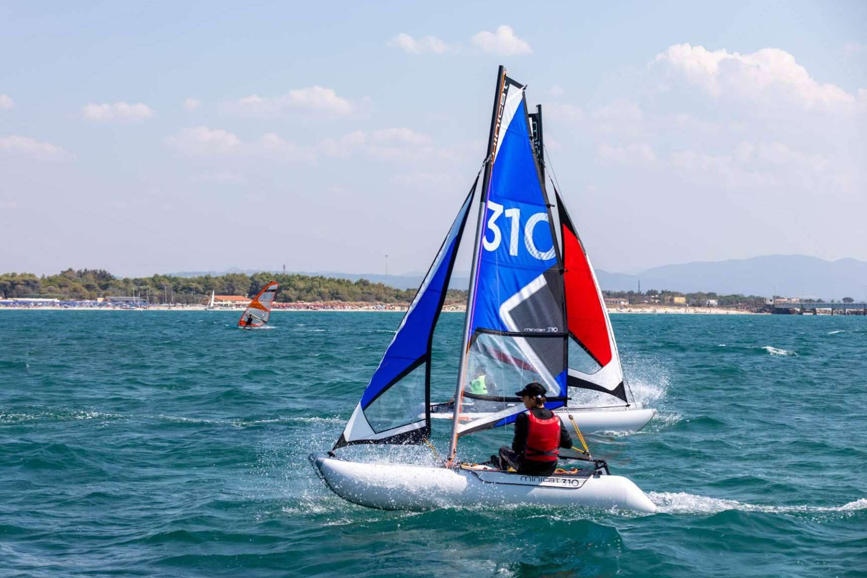 La empresa distribuidora exclusiva en España de mini catamaranes, hinchables y desmontables, Nauticmar