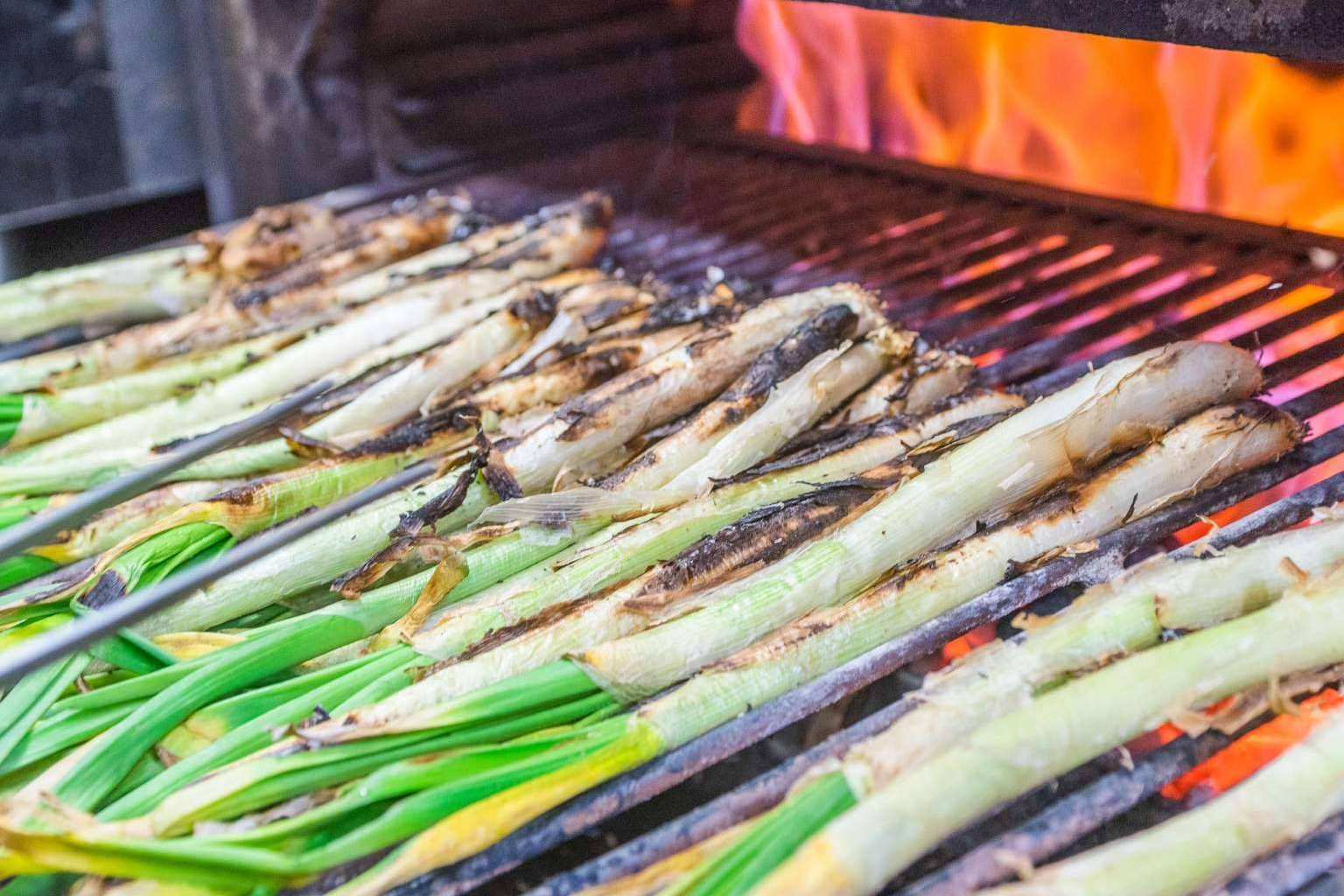Llega la temporada de comer calçots en Pasa Tapas