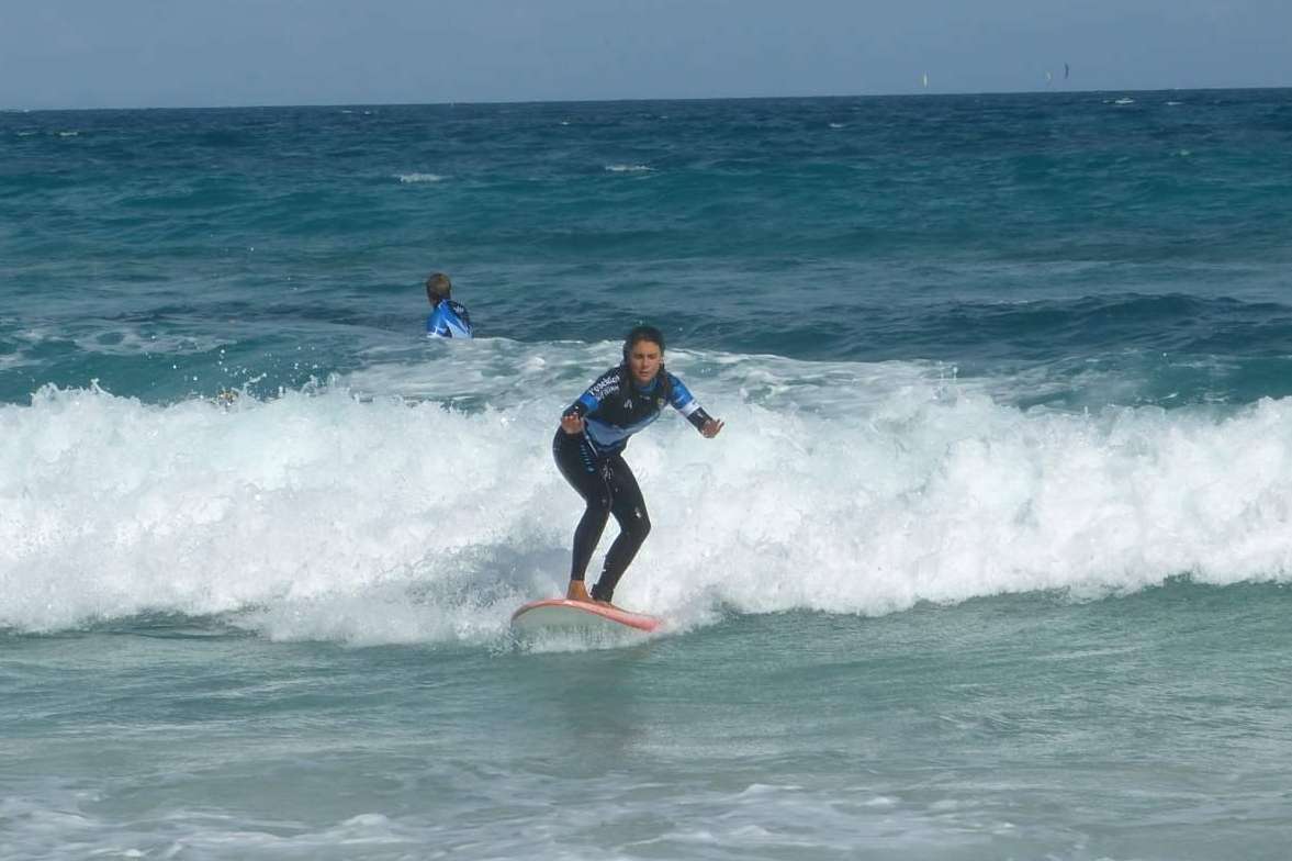 La importancia de aprender a surfear en una escuela, por Poseidón Surf Academy