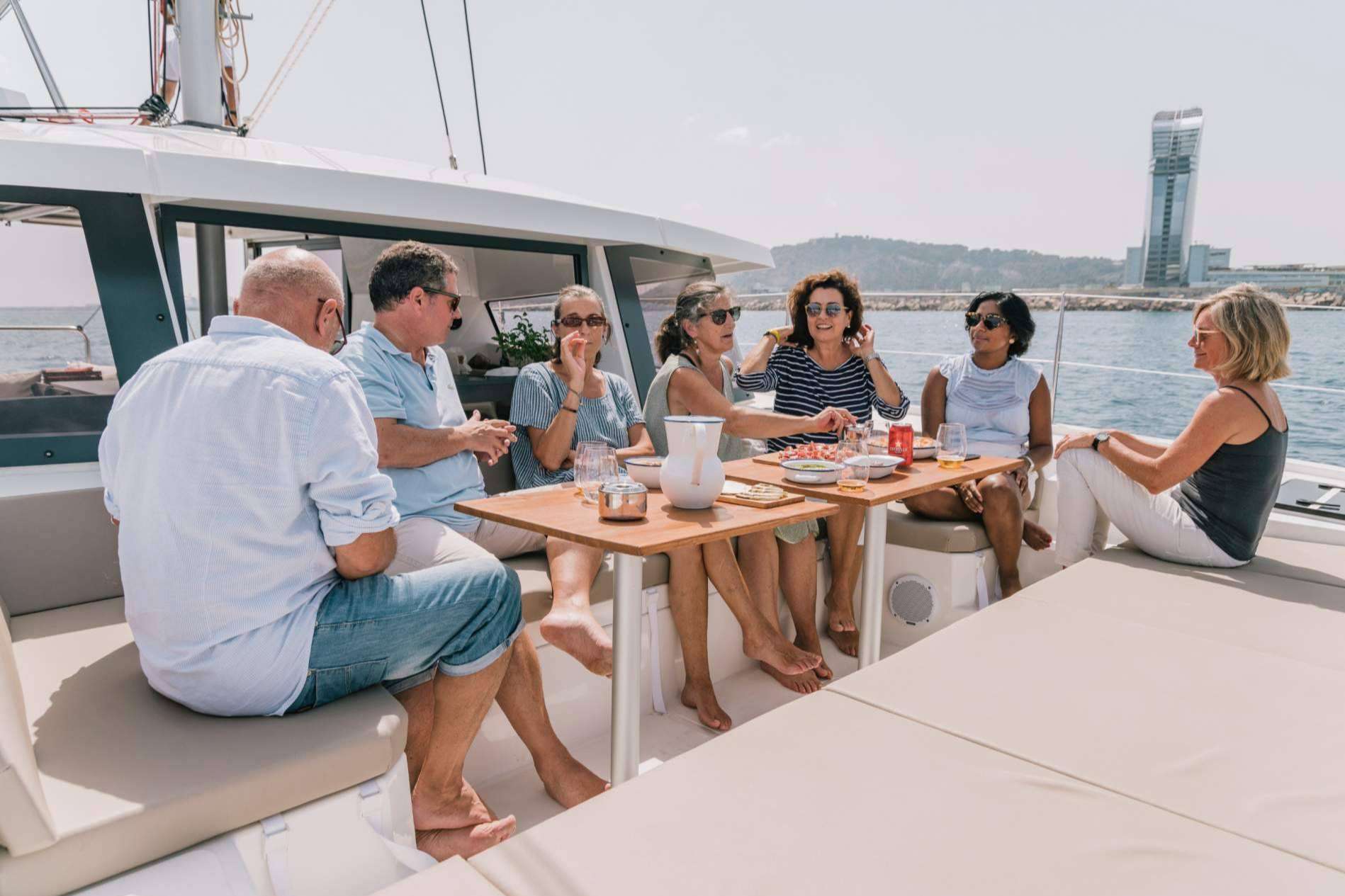 Experiencias exclusivas en catamaranes en Barcelona, por Sondevela