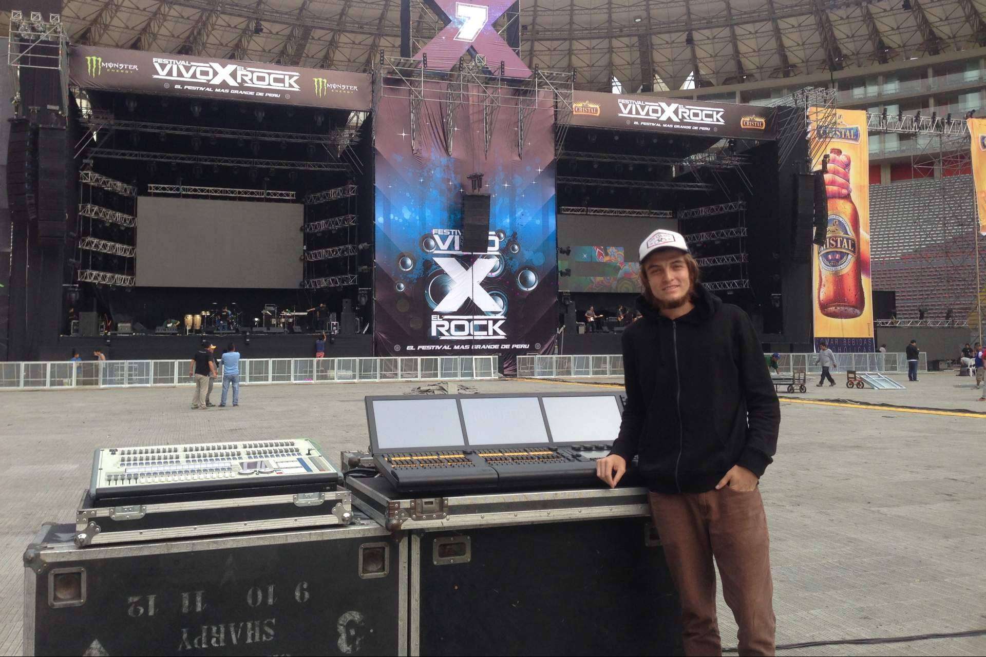 El Lighting Designer colombiano que hace brillar a los artistas de talla mundial, Nesmar Estiven Cepeda,