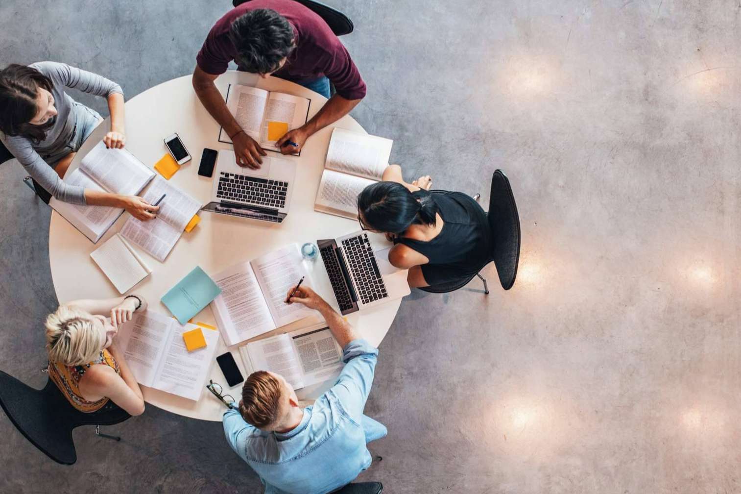 Asesorar y reorientar a los alumnos a través del Instituto de Estudios y Empleo y su servicio de consultoría de educación y empleo