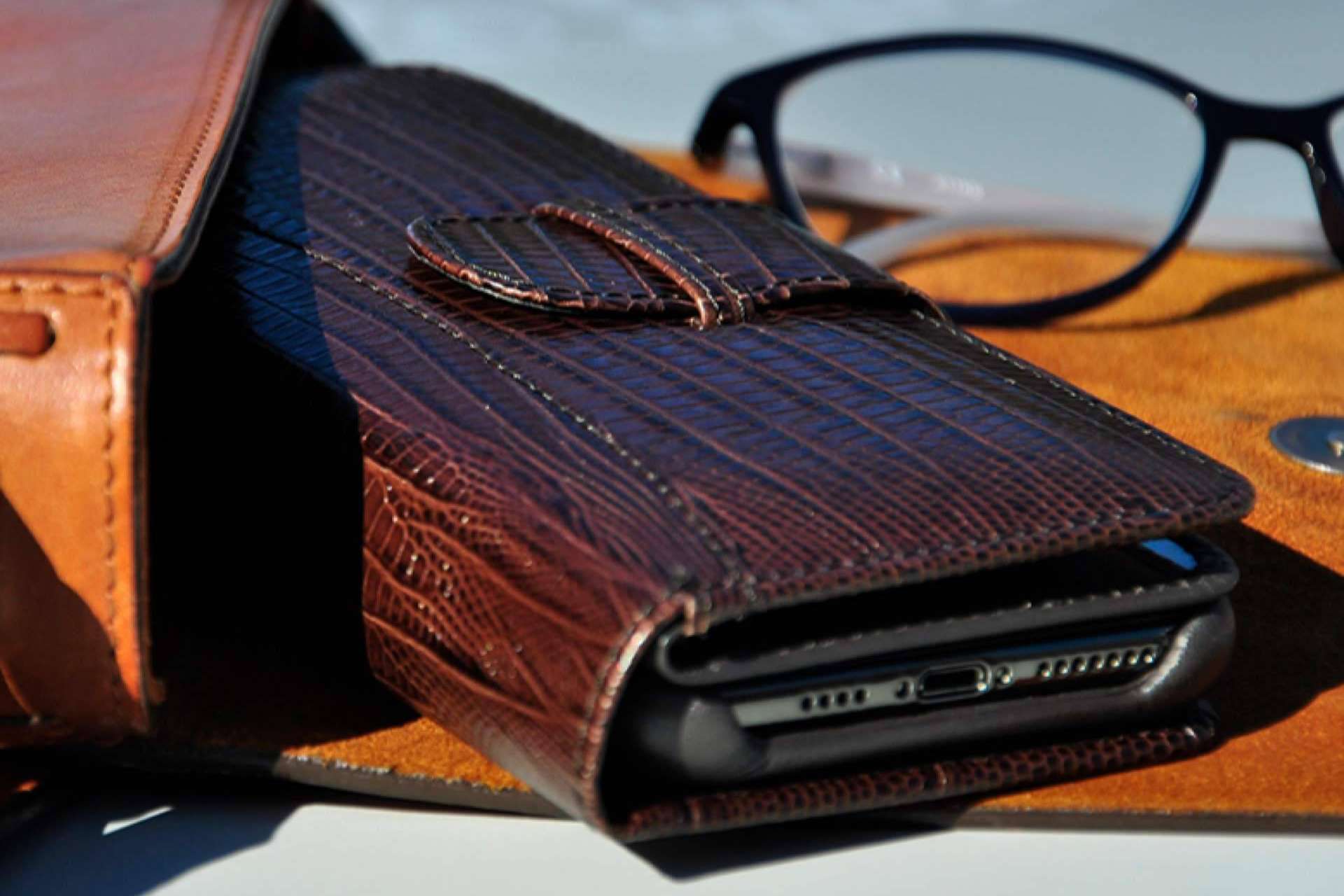 ¿Cómo encontrar una cartera de piel porta móvil cómoda, versátil y práctica? Piel Frama y su Walletmagnum