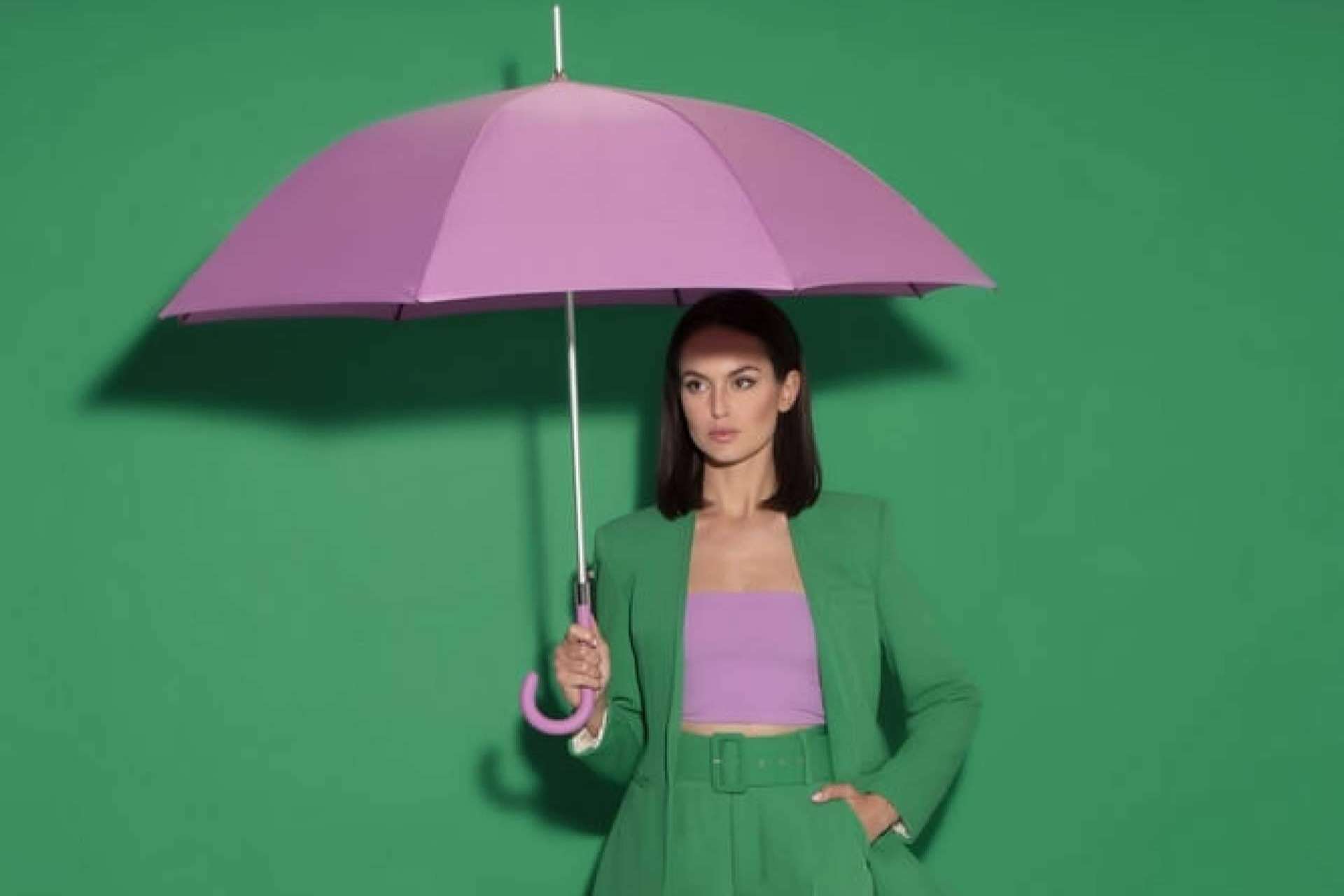 Llegó la moda que protege de la lluvia, descubrir los paraguas Vogue