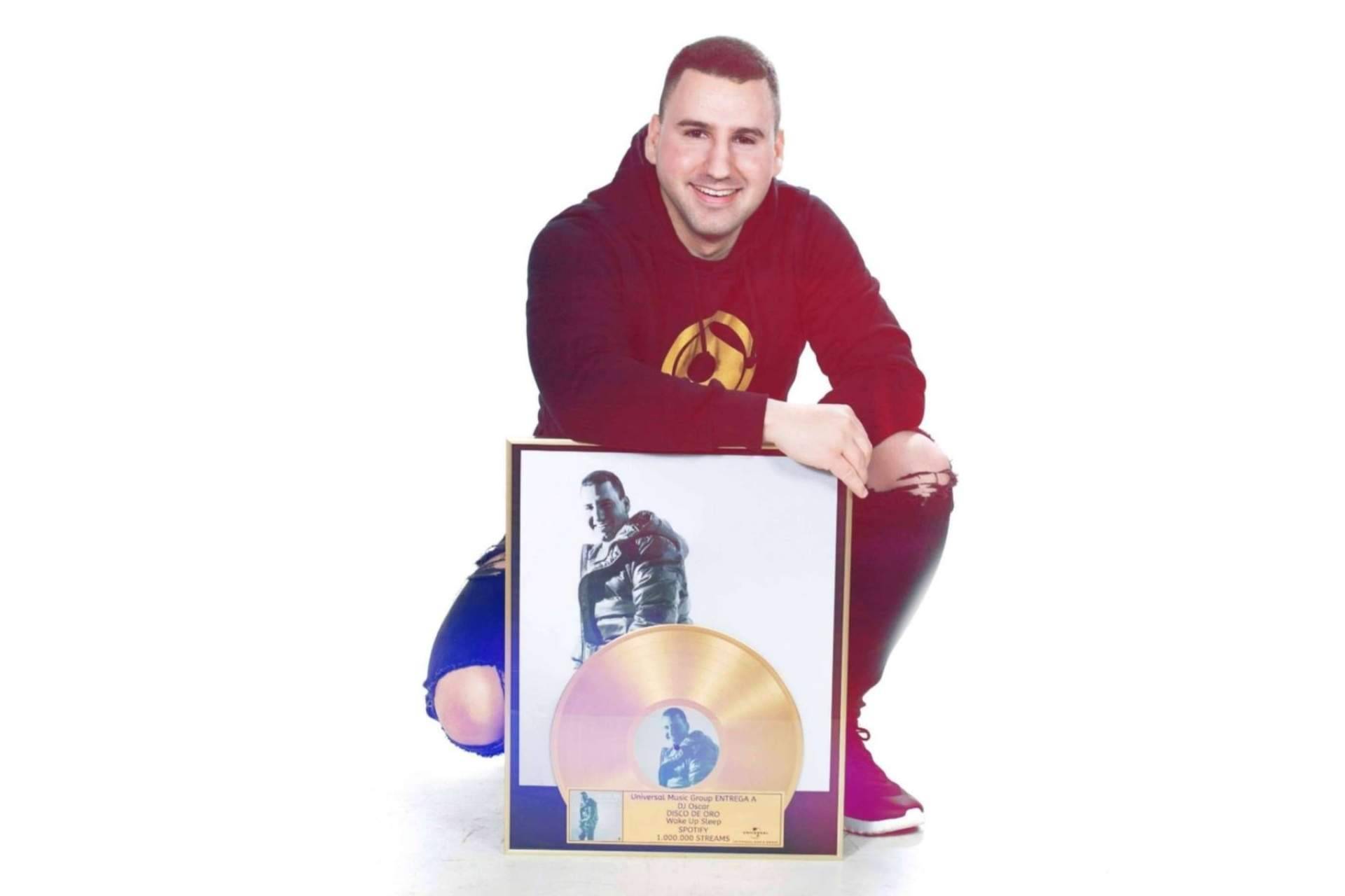 El artista Español DJ Oscar ha sido galardonado con el disco de Oro de Universal Music Group