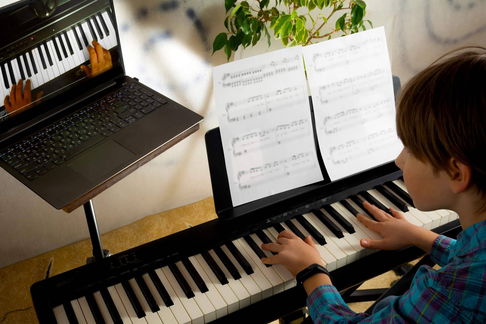 Aprender a tocar el piano con las clases y consejos de Música y Maestro