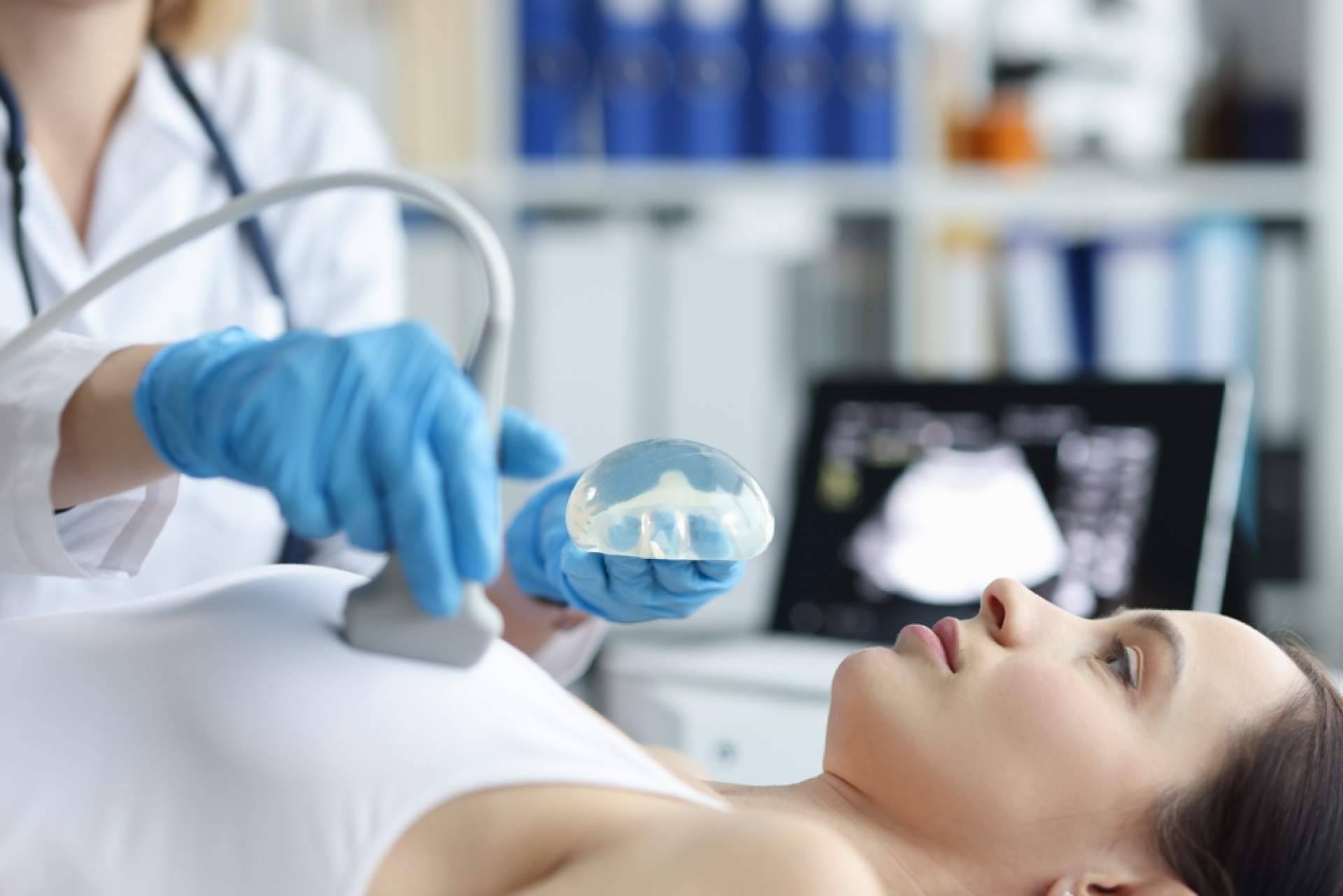 ¿Qué hay que considerar antes de hacerse un aumento de mamas?, con A2Clinic