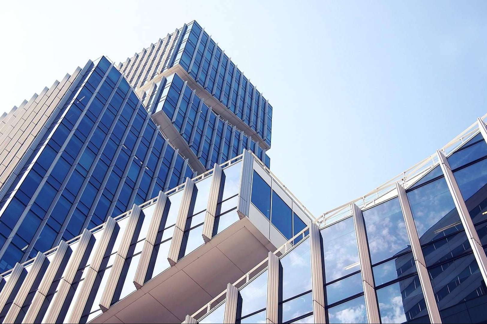 Ventajas de instalar placas solares en empresas, con MQ