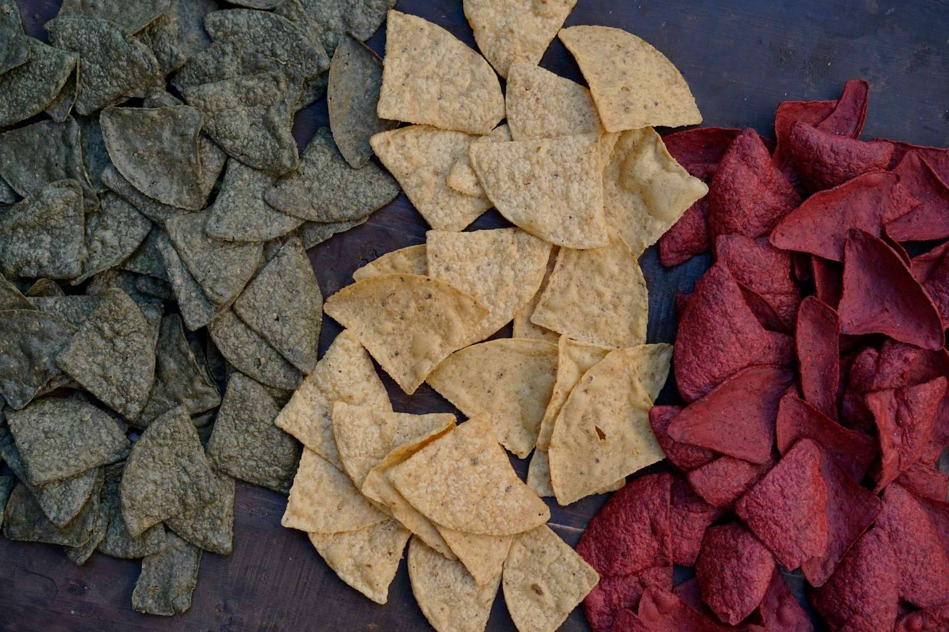 Dos productos irresistibles de Maíz Maya con origen en las culturas prehispánicas mexicanas, los totopos y tostadas
