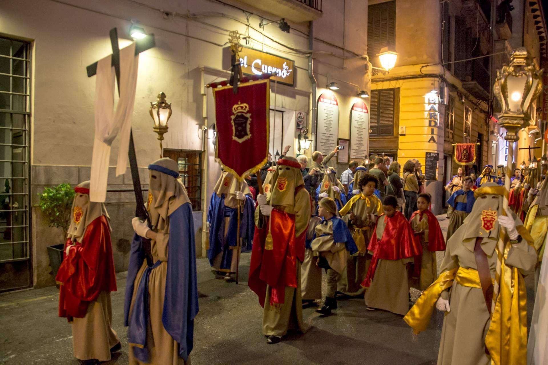 Explorar la Semana Santa de España con Carrera Oficial, una red social para los cofrades
