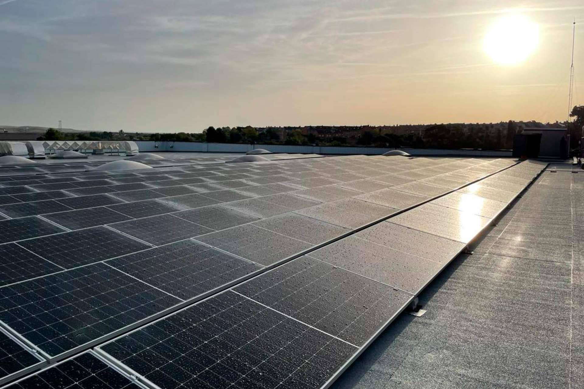 Soluciones de autoconsumo fotovoltaico para ahorrar energía en la industria, con E4e Soluciones