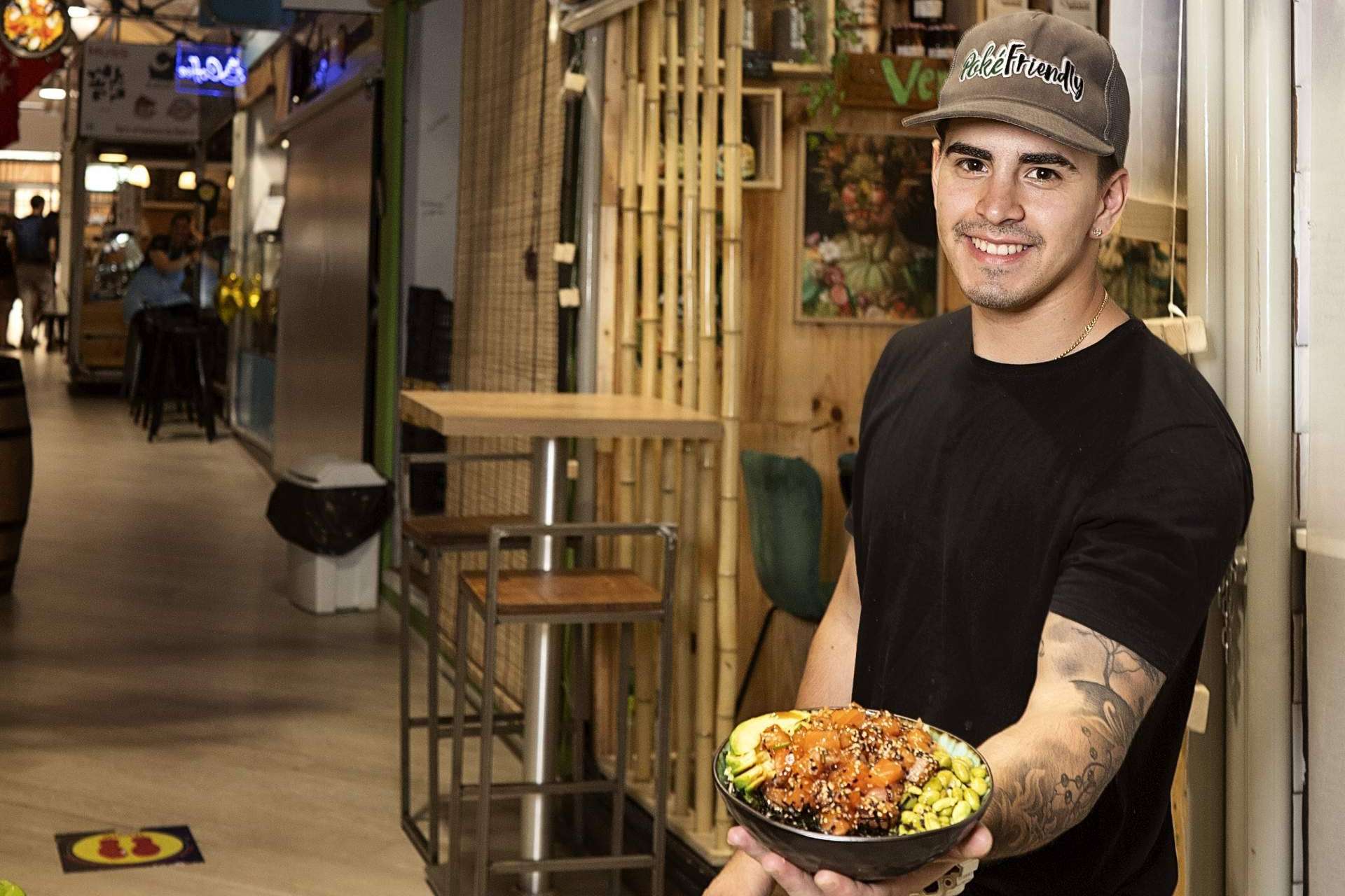El restaurante Poké Friendly en Madrid, concienciado con el medioambiente, ofrece variedad de sabores gastronómicos