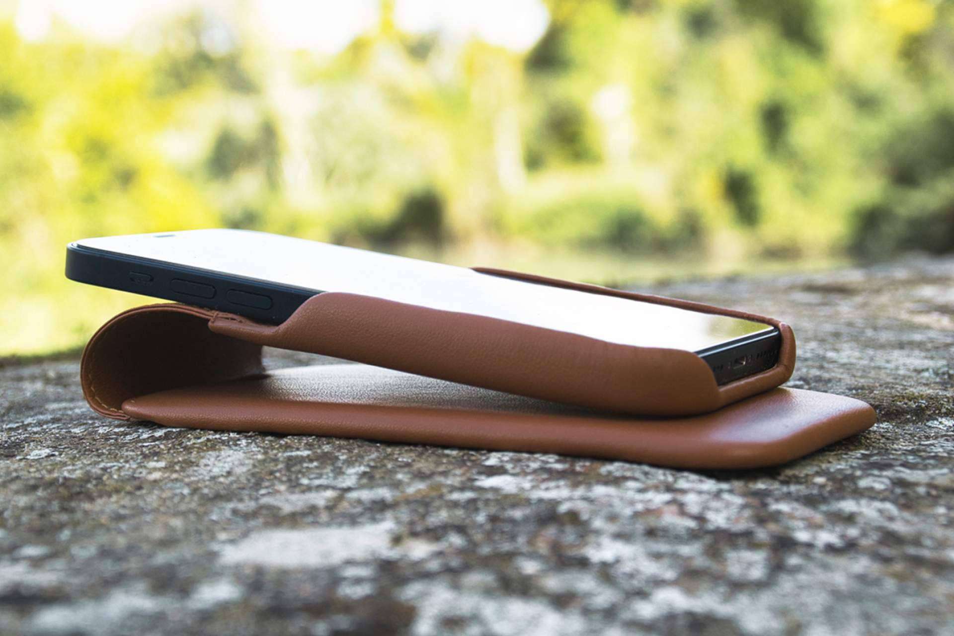 La funda iMagnum para iPhone 14 Pro Max y 14 Pro con Piel Frama