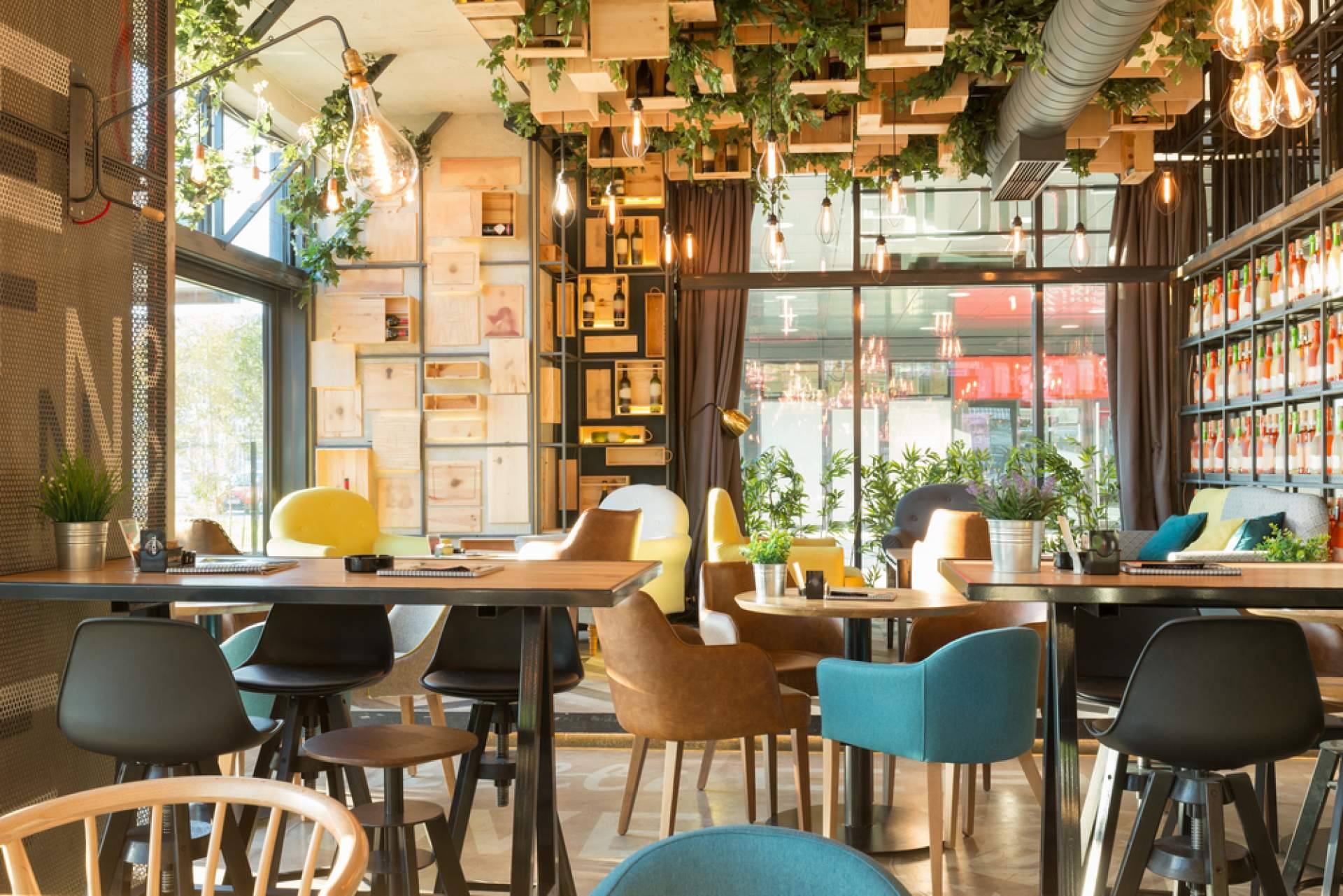 Fabricación de sillas de propileno con Muebles-Hostelería.es