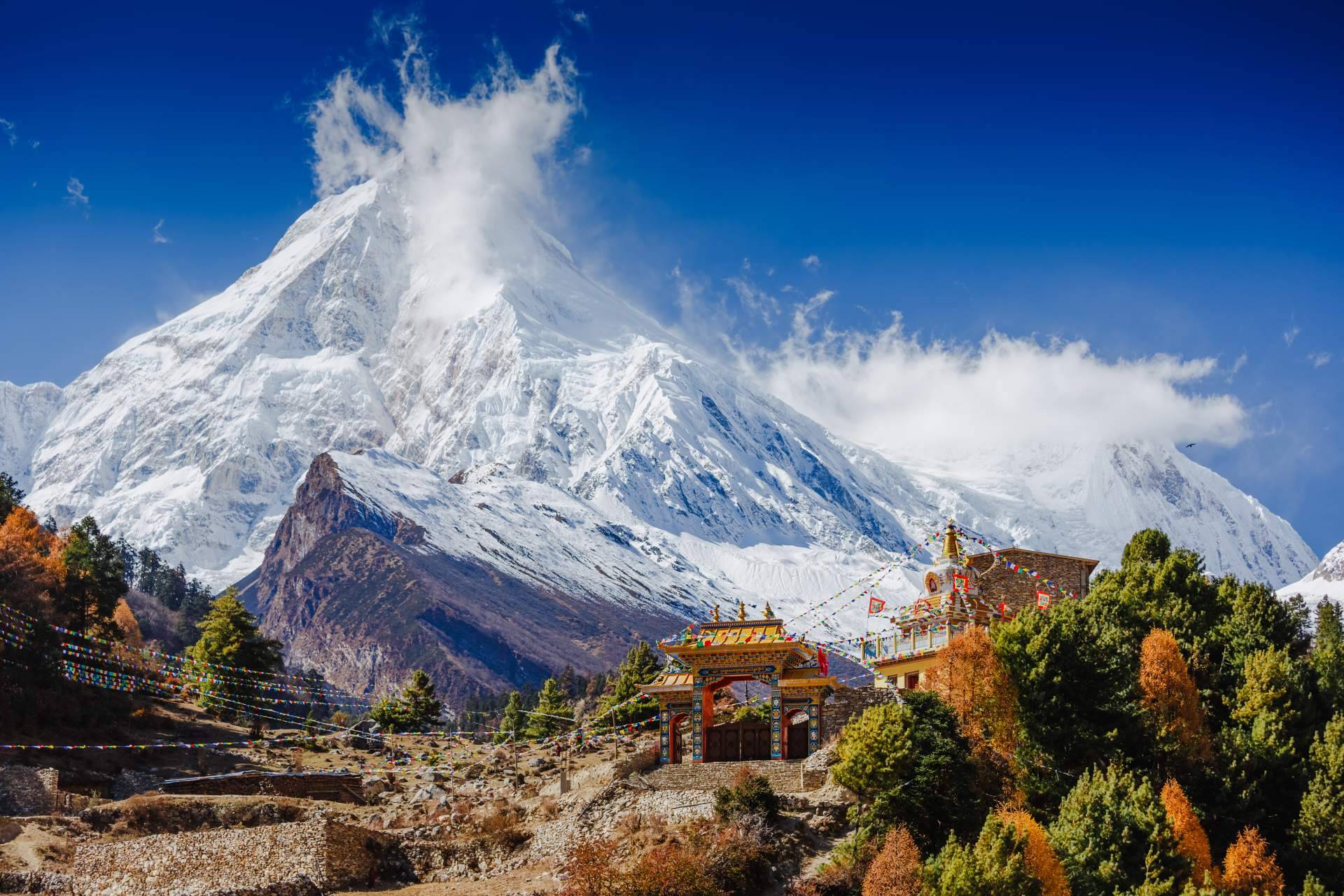Ir a la cima del mundo de Nepal en moto con Motorbeach Viajes