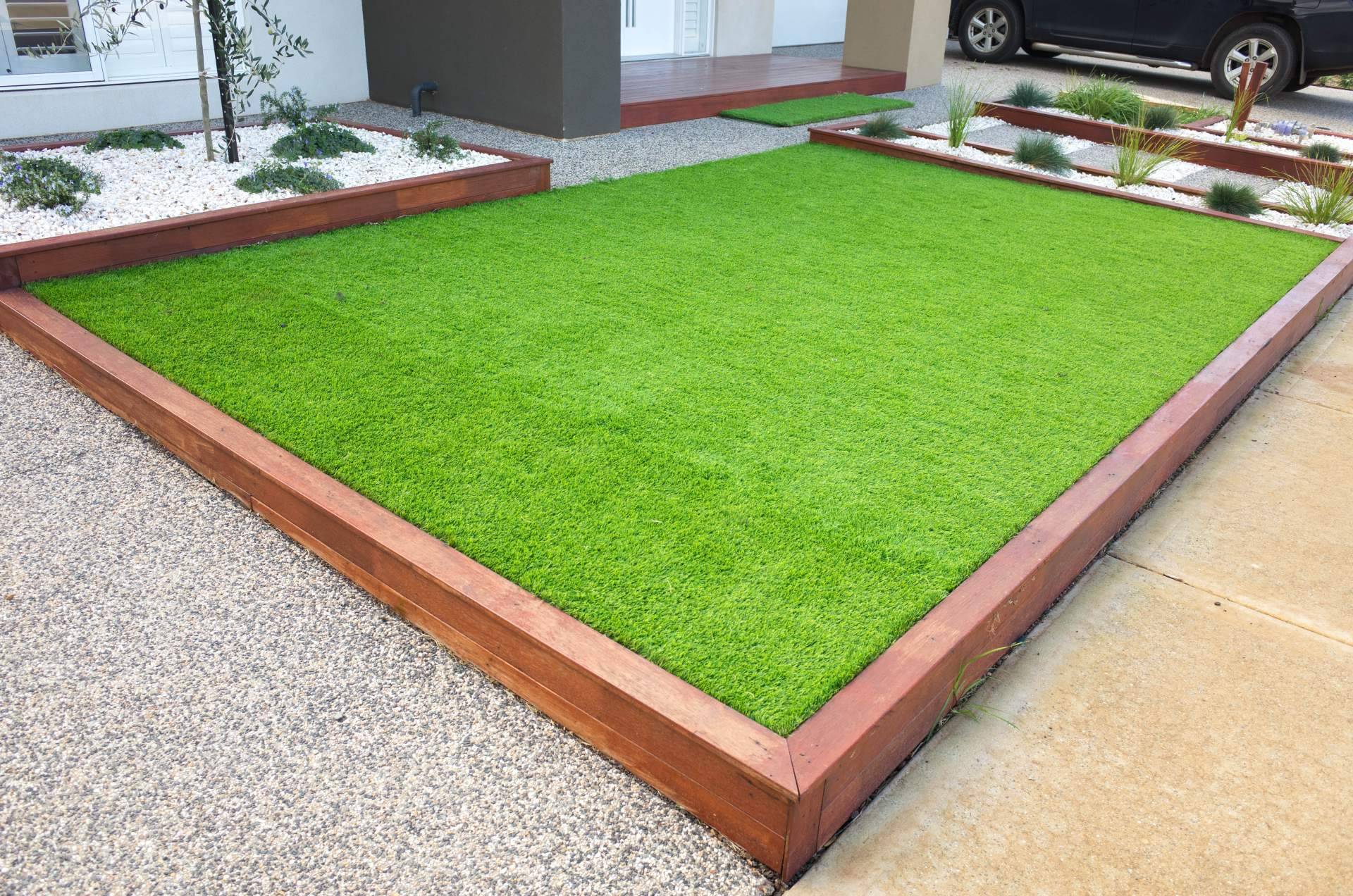 Disfrutar del verano al máximo es posible con el césped artificial para piscinas de JardinVertical.es