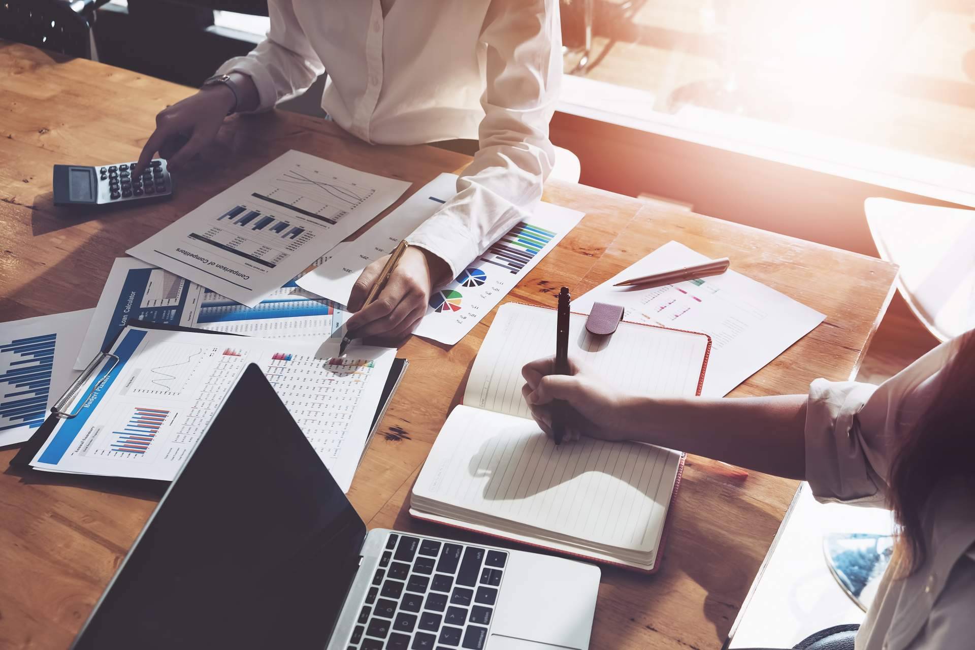 Prohibir el uso de zonas comunes (piscina, tenis, etc...) a los vecinos morosos