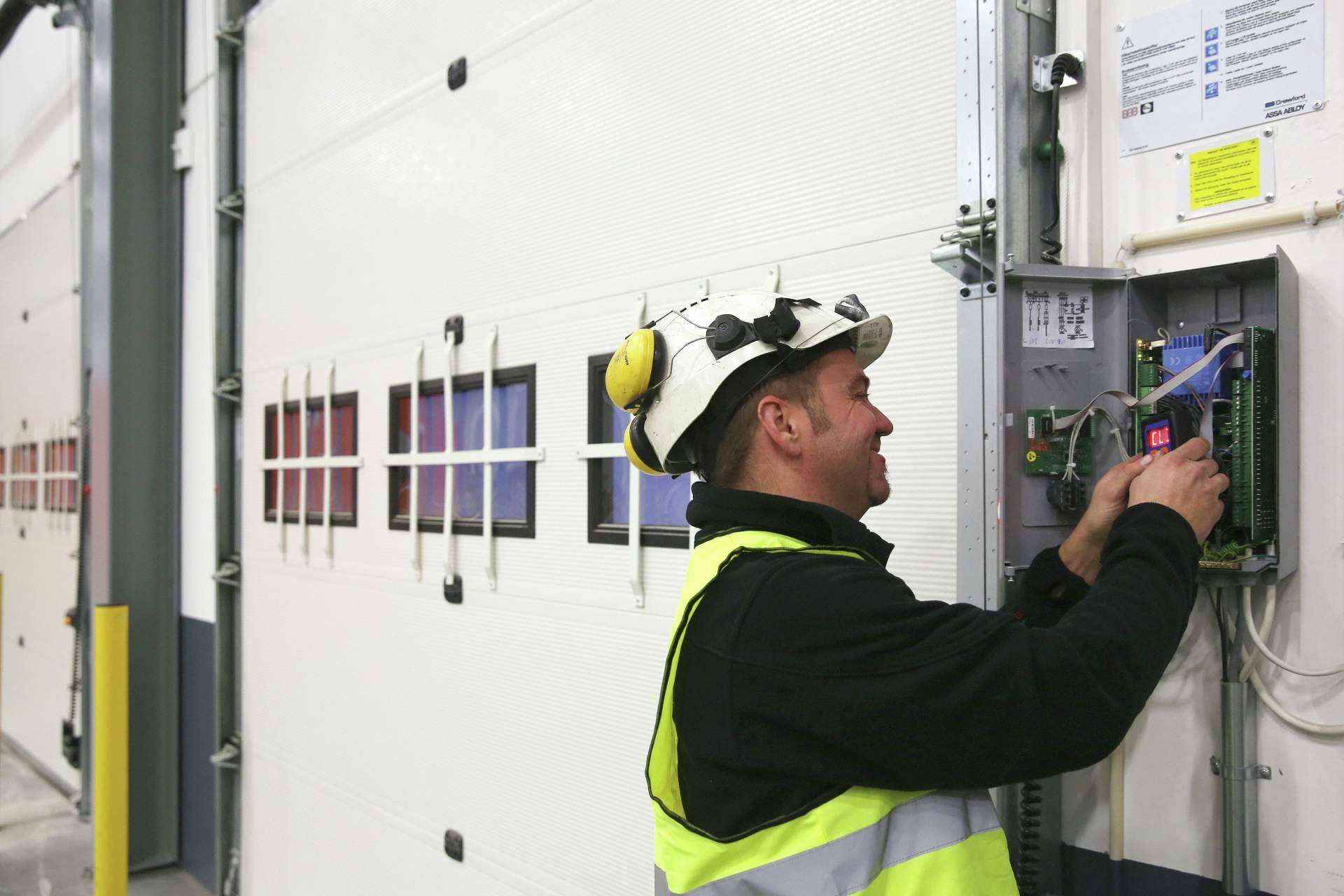 Las normativas de mantenimiento para las puertas automáticas industriales y peatonales, explicado por ASSA ABLOY