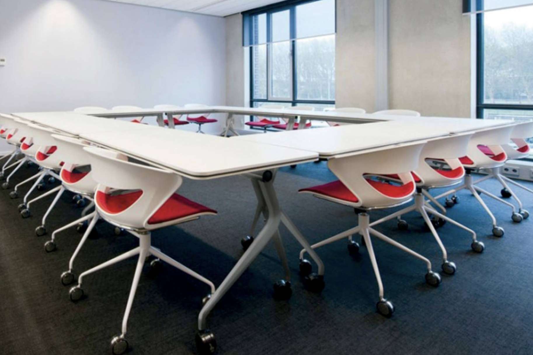 OfficeDeco y sus mesas móviles de oficina para espacios multitarea