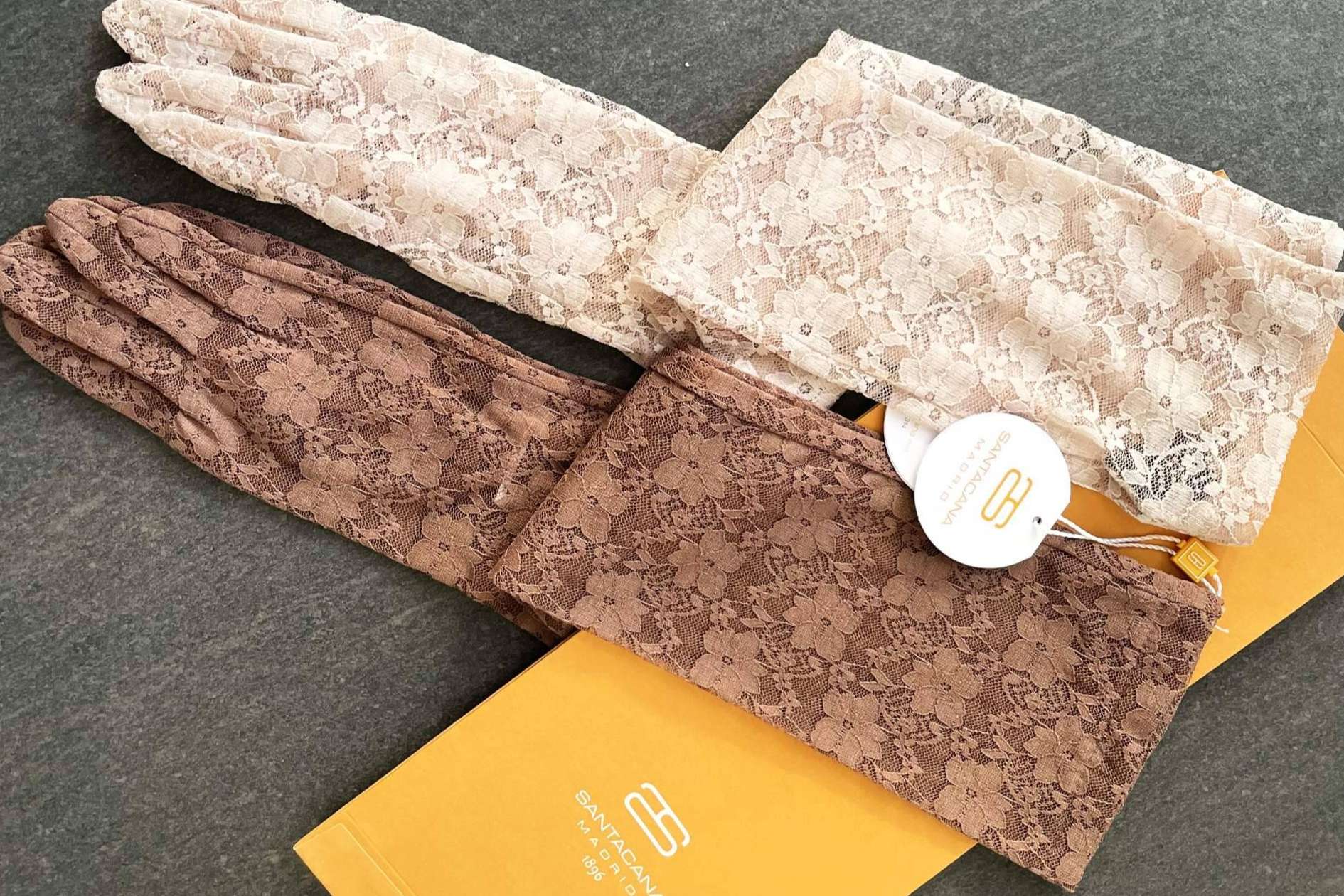 Santacana, el arte de la elegancia en guantes largos para asistir a eventos especiales