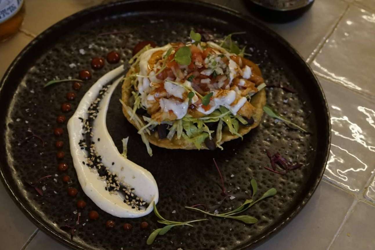 Probar platos típicos en la antojería mexicana Hijo del Maíz