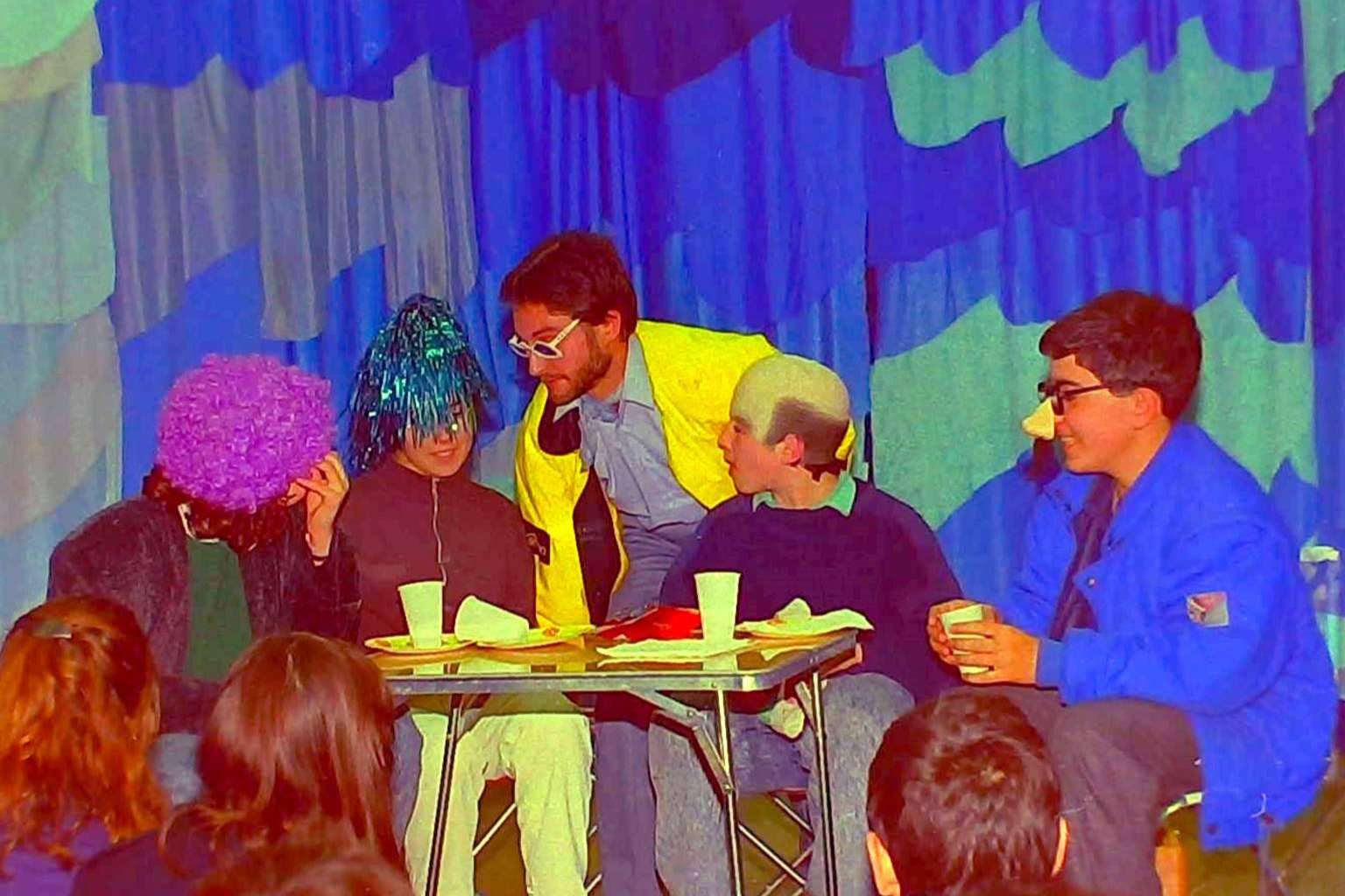 U de cuc teatre; la historia del grupo de teatro infantil catalán que marcó una época