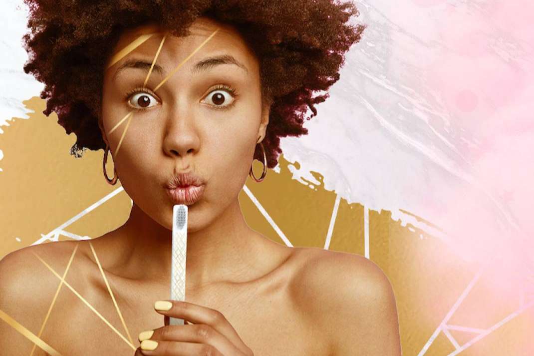Regalar cepillos de dientes únicos a los invitados de una boda