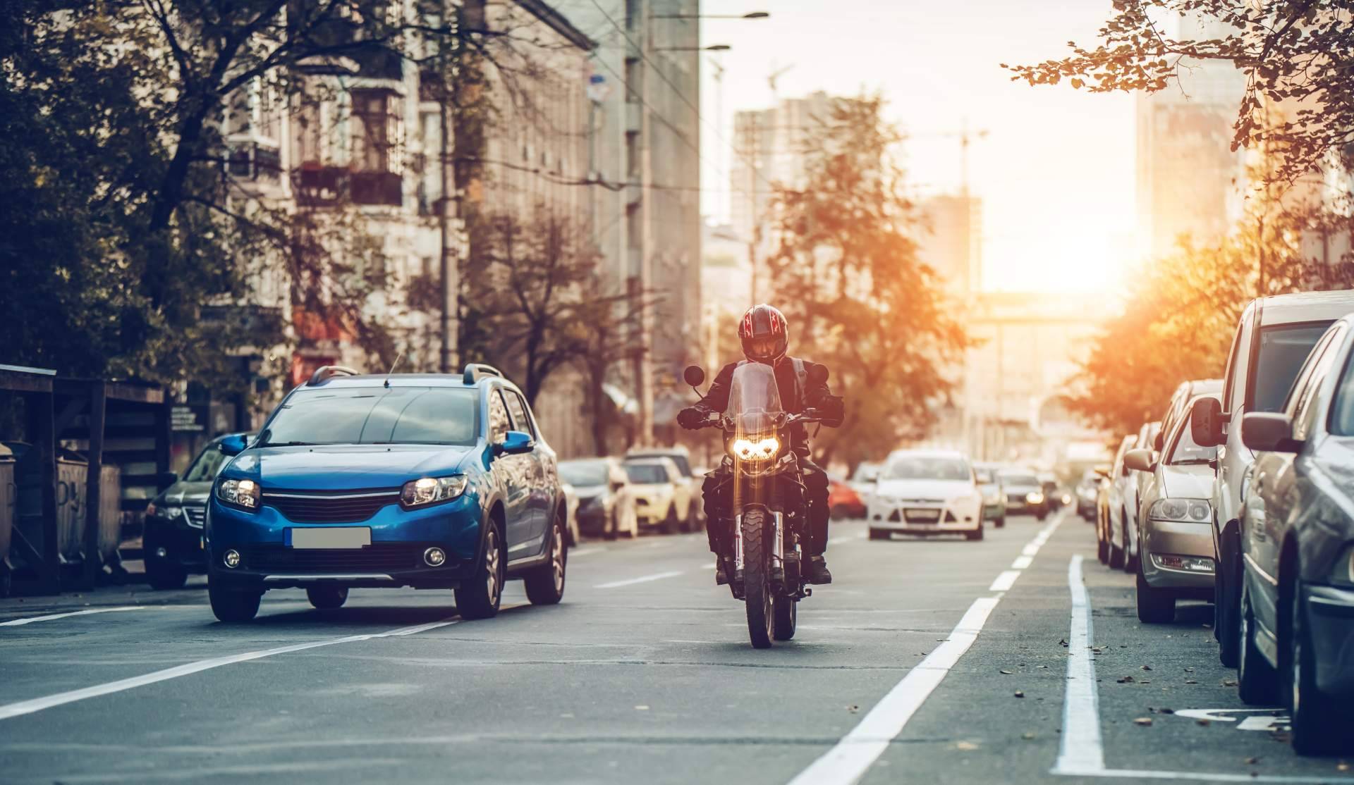 Las ventajas de conducir una moto respecto un coche en grandes ciudades, por EGINER