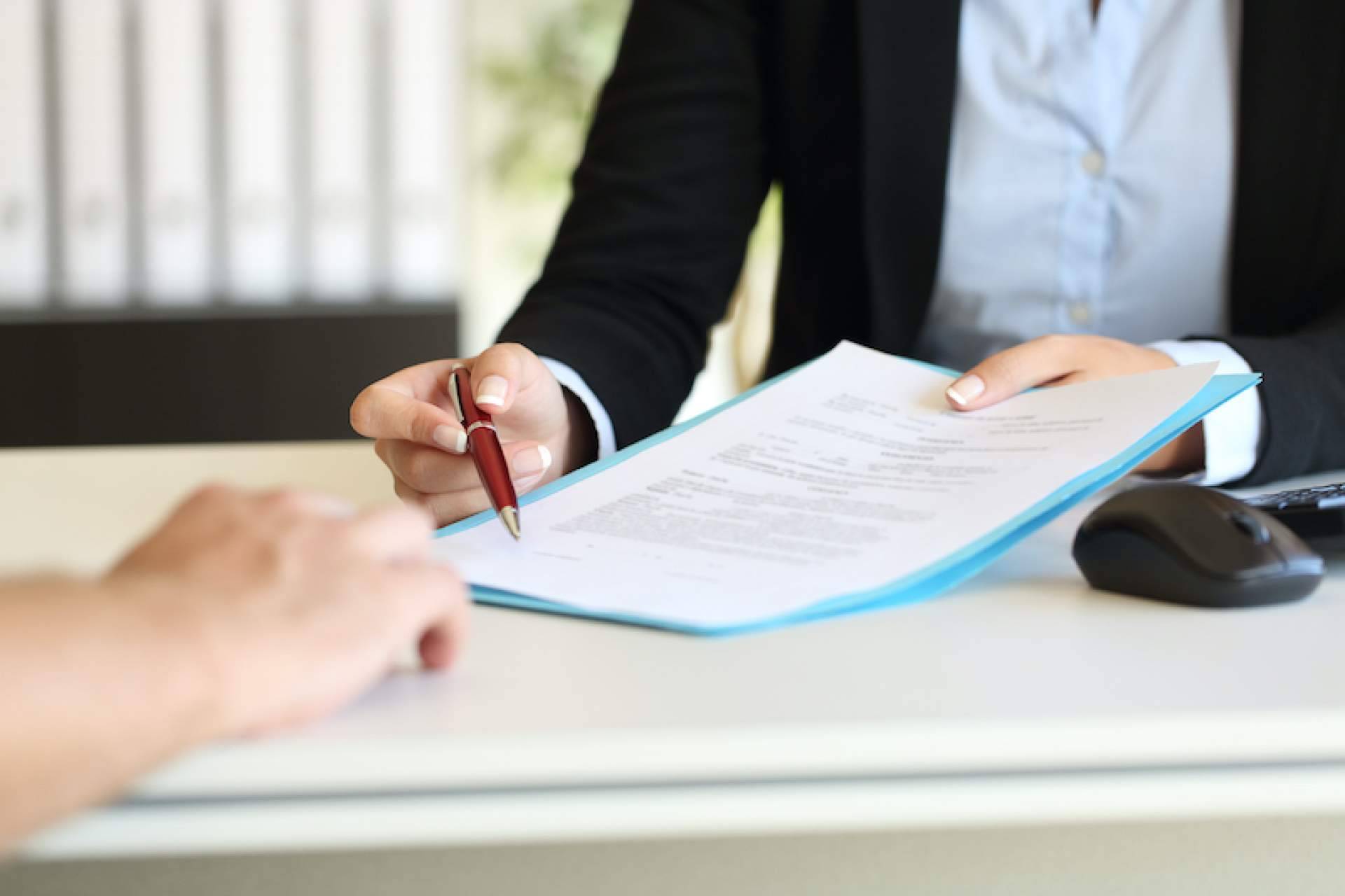 Información sobre contratos mercantiles, con AMG Interim Management