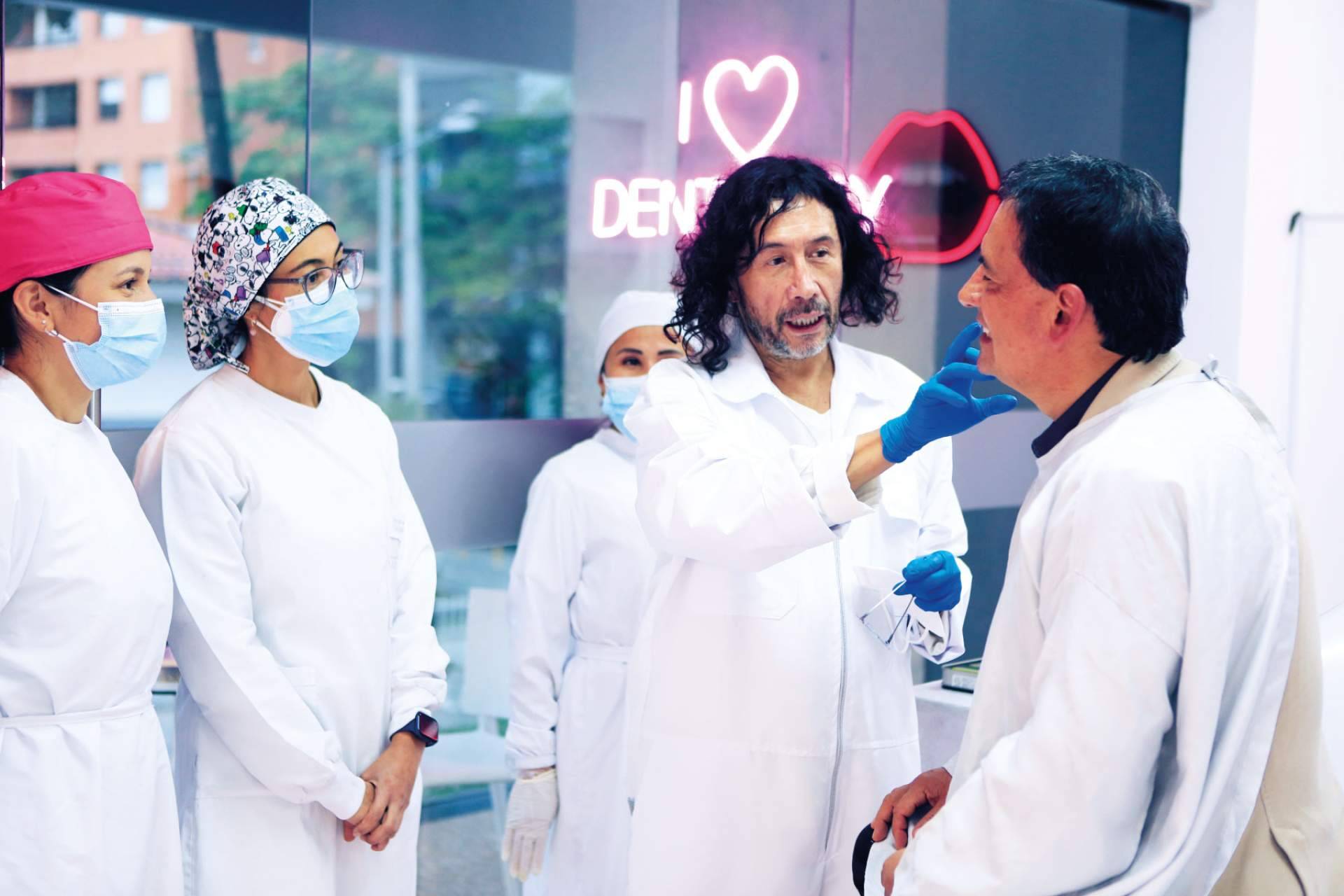 Diseño de sonrisa e implantes dentales de la mano de Odontología de Marlon Becerra