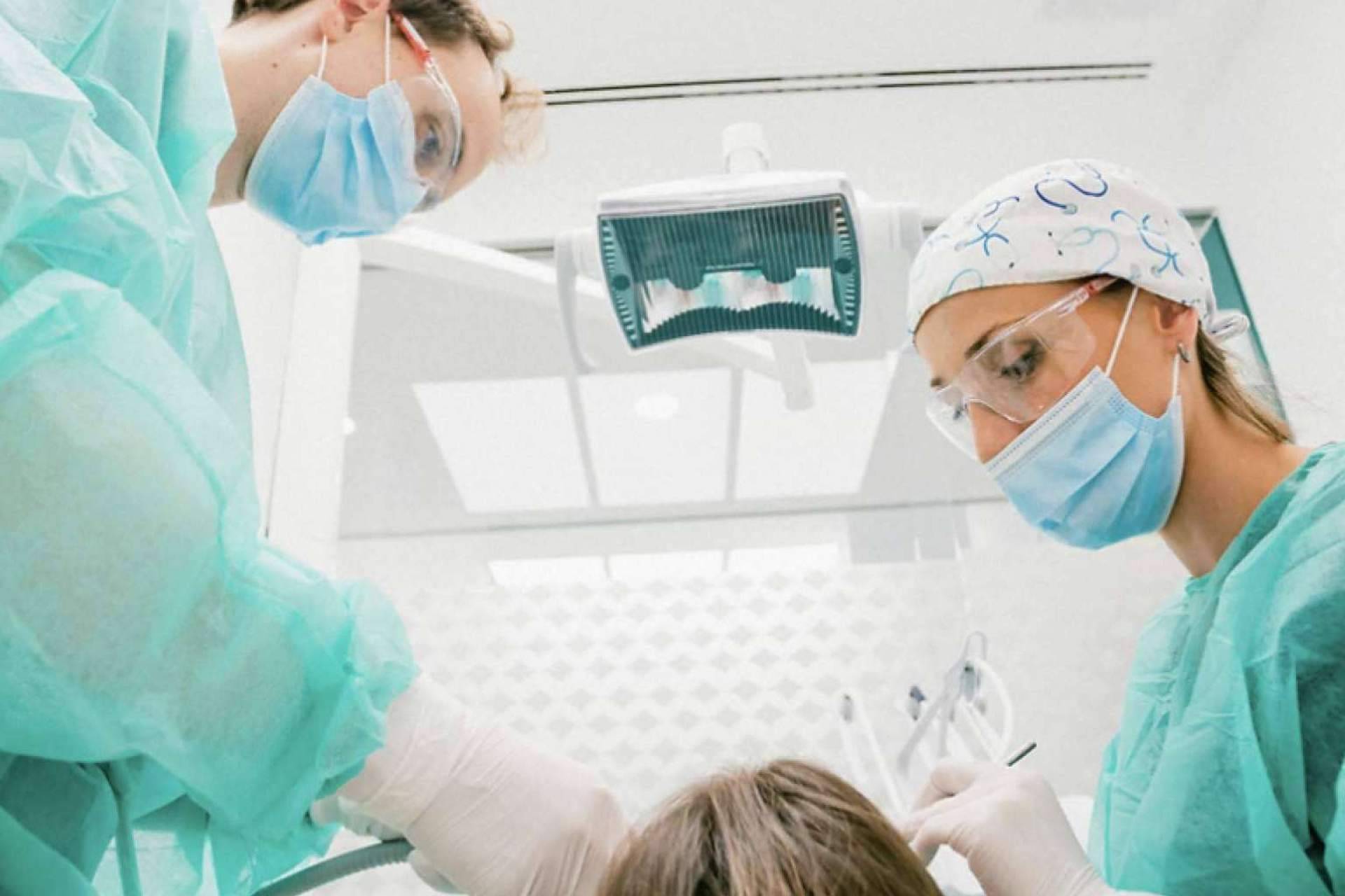Periodoncia, razones por las que es esencial cuidar las encías