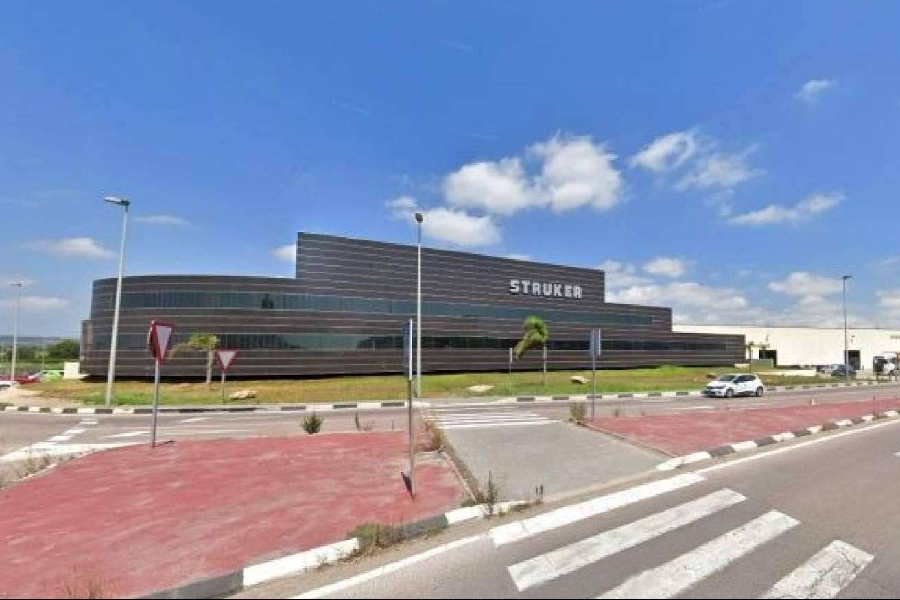 Una nave industrial y un edificio de oficinas en Onda disponibles en una subasta