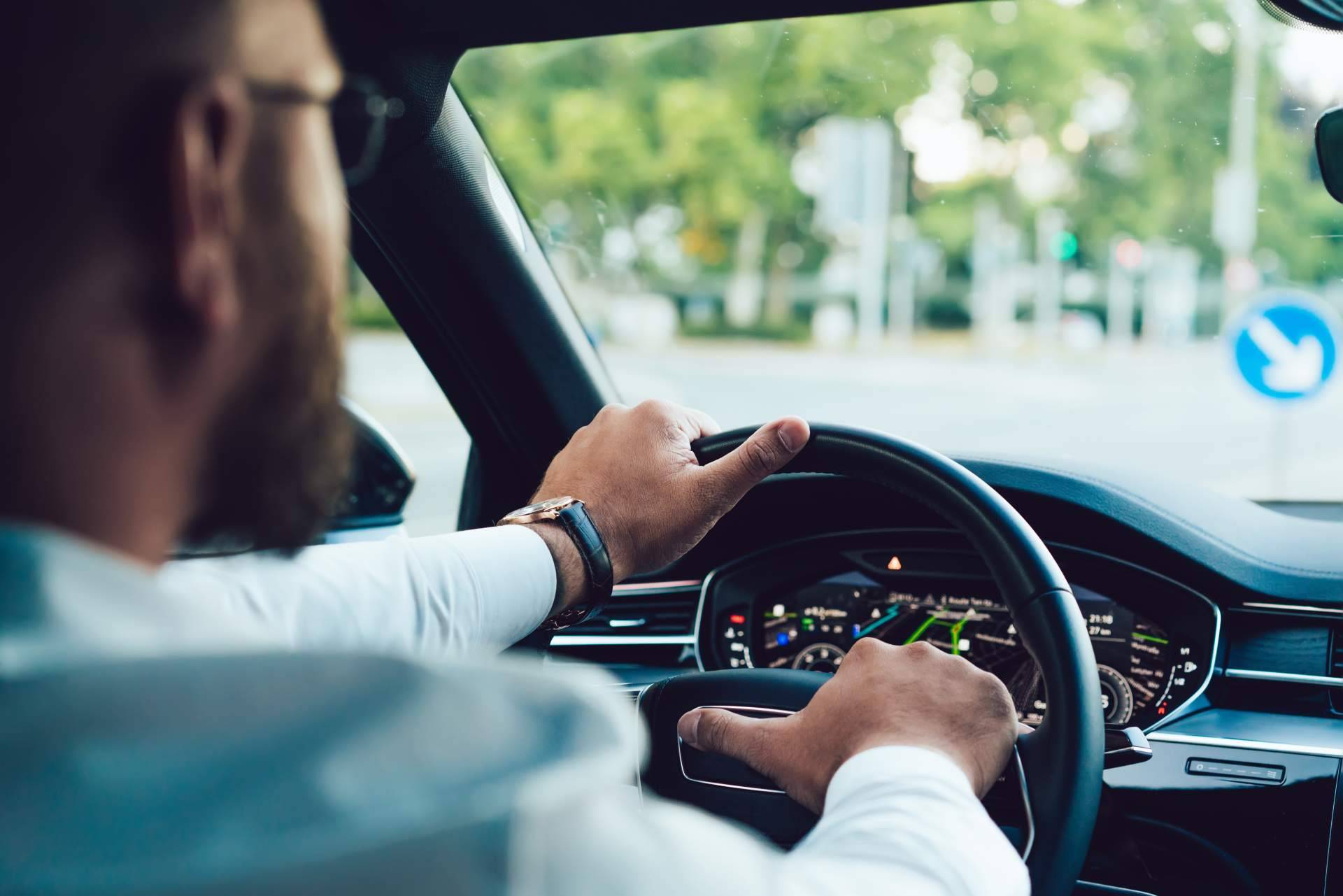 La opción conveniente para profesionales independientes, el renting de coches autónomos