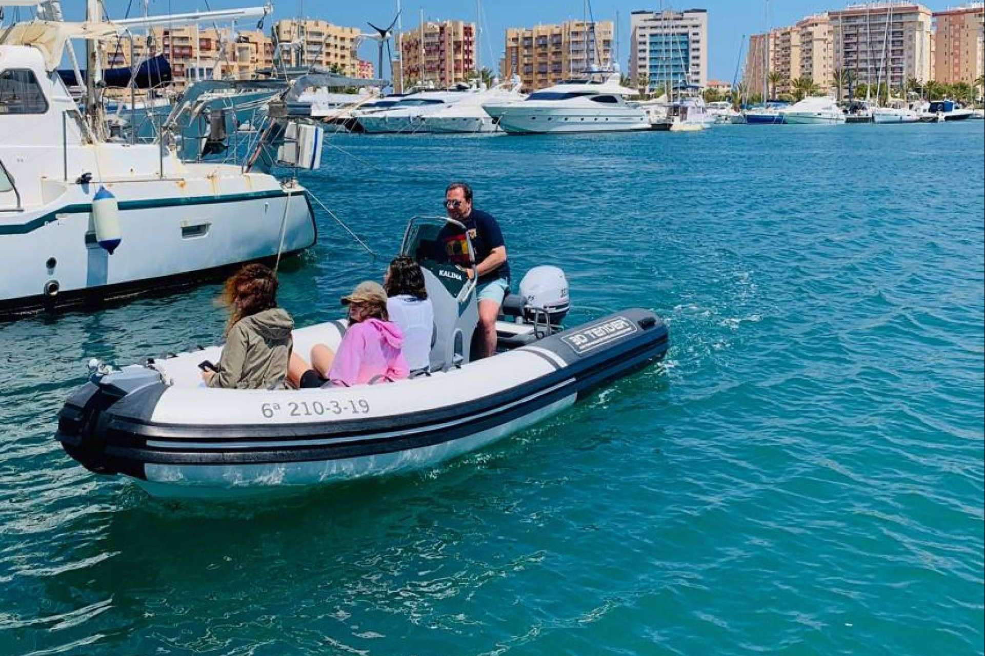 Kalima Charter disponen de alquiler barco sin licencia