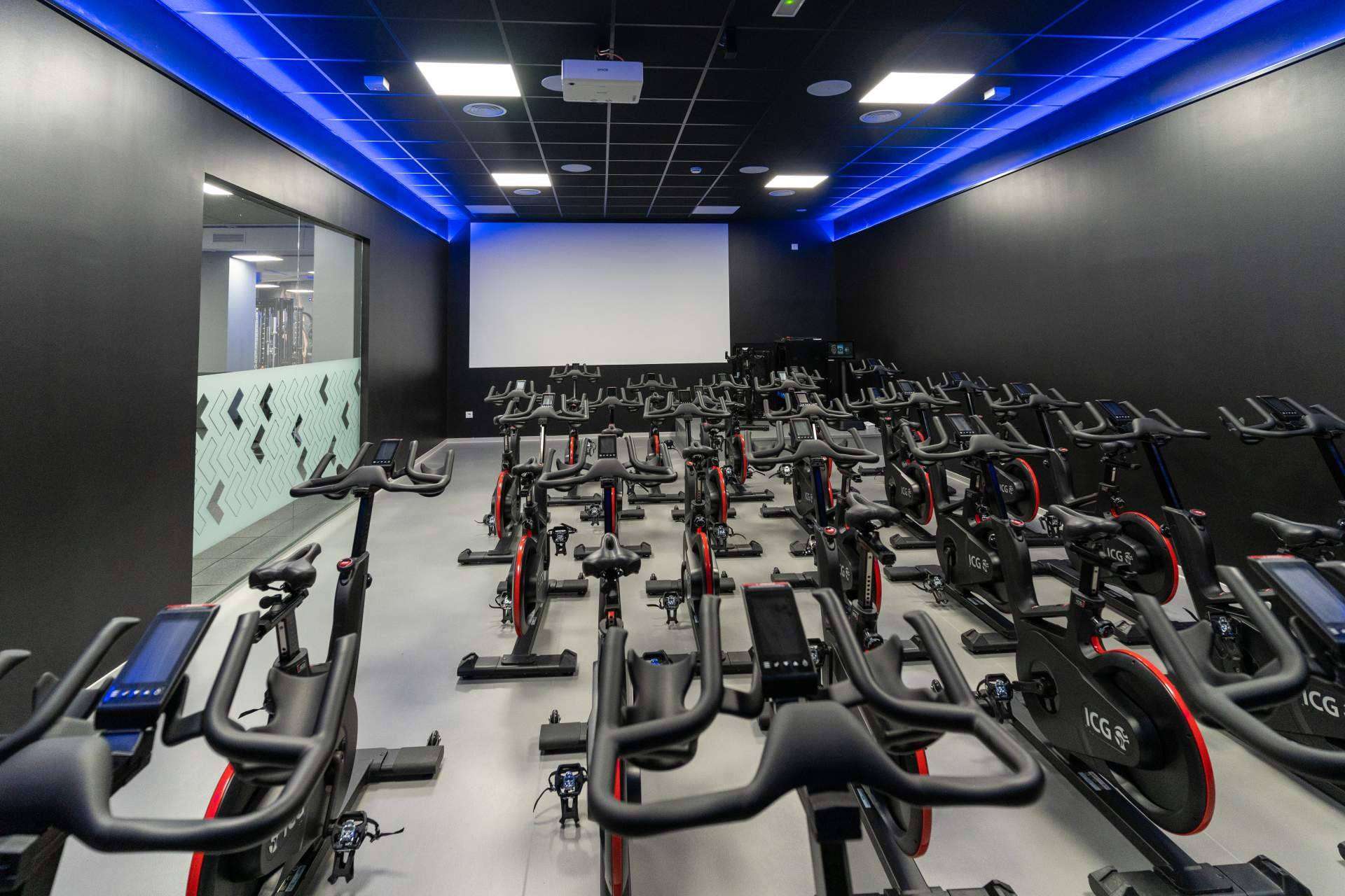Disfrutar de una experiencia inmersiva de clase de cycling virtual en VivaGym