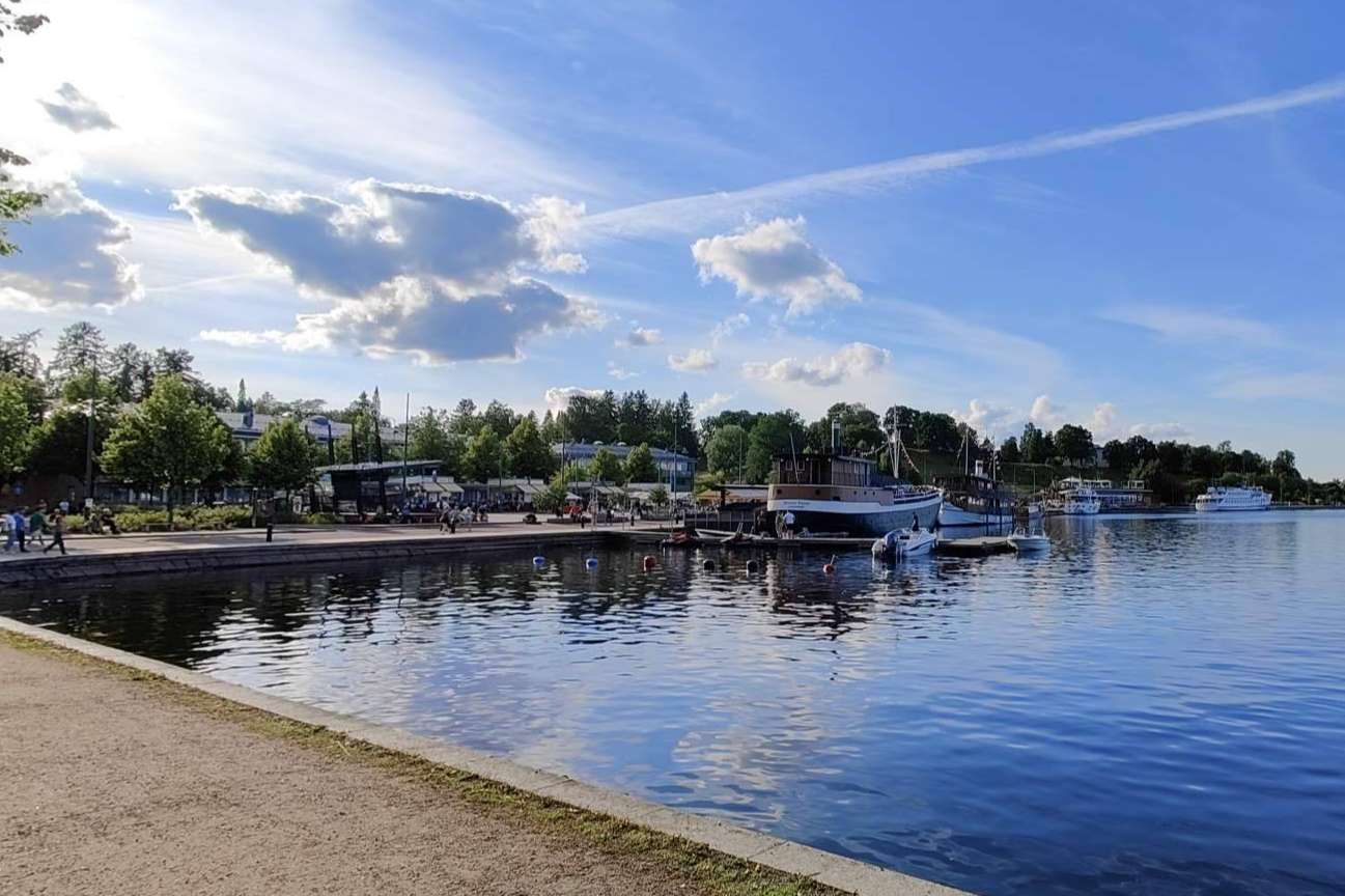 Descubrir la belleza cultural y natural de Finlandia; circuitos en español para una experiencia única