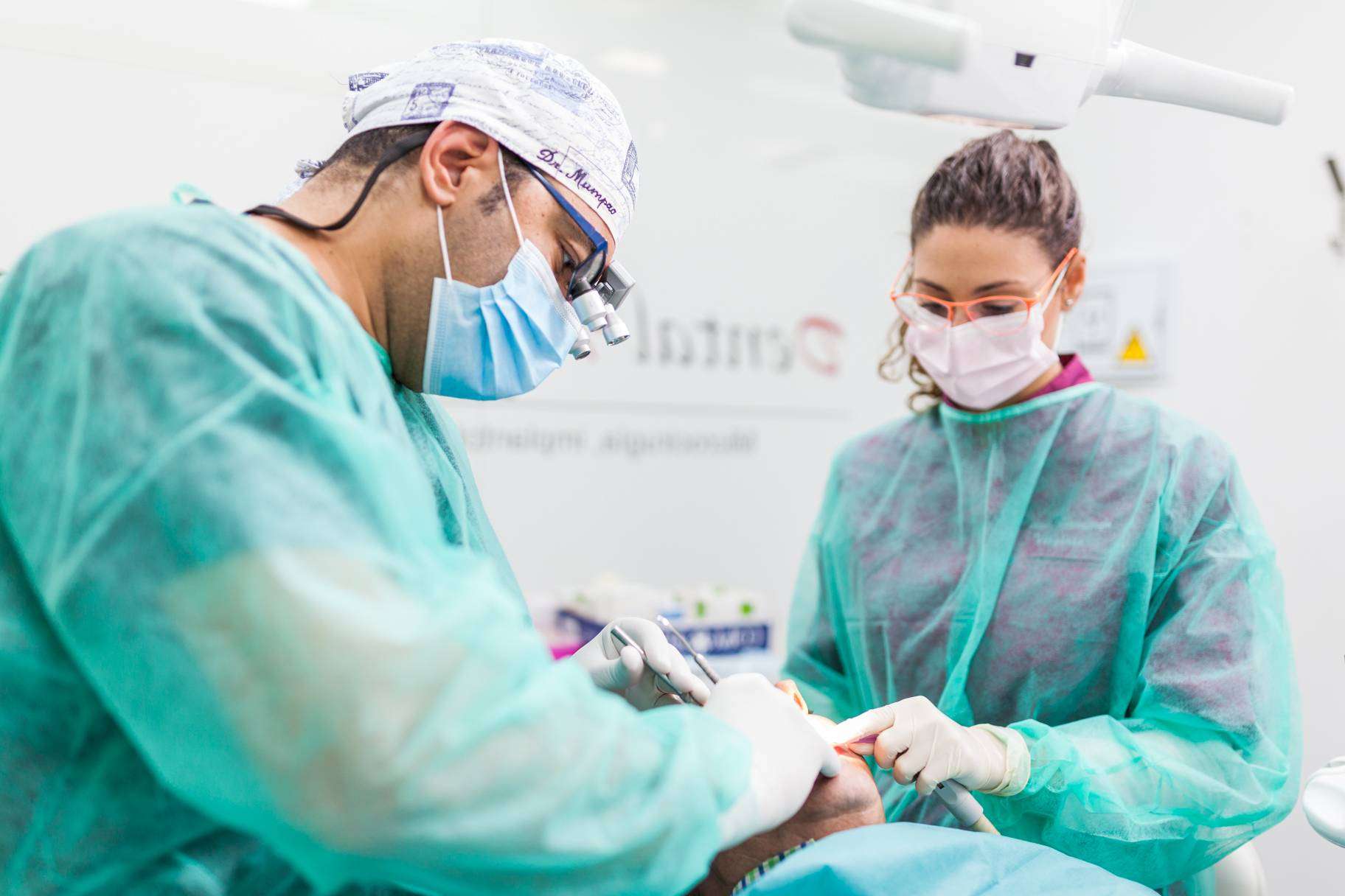 La clínica de dentista en Sevilla Dental Implantologie especializada en la realización de cirugías, implantes y periodoncia