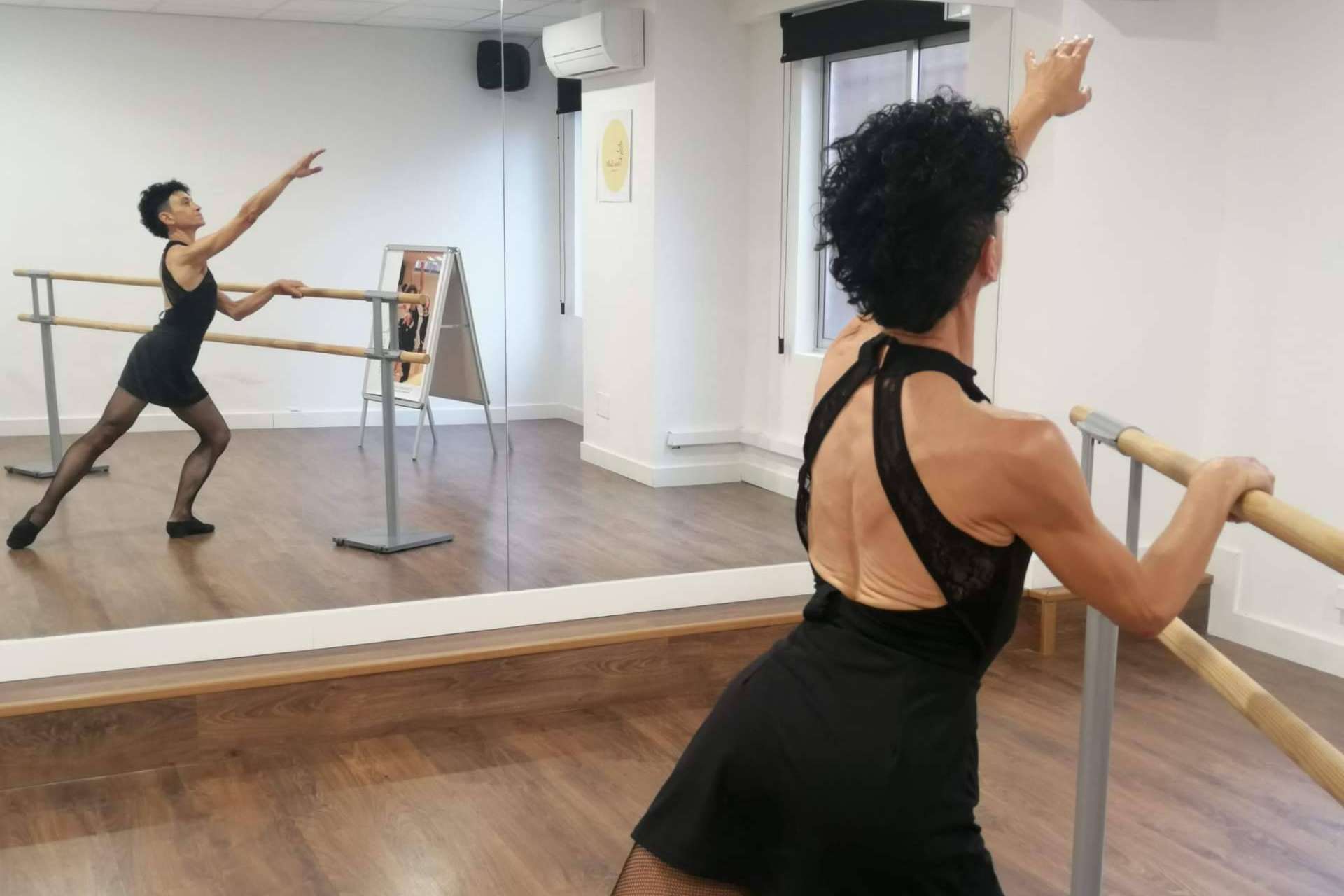 La bailarina profesional Elena Marco enseña fitness ballet