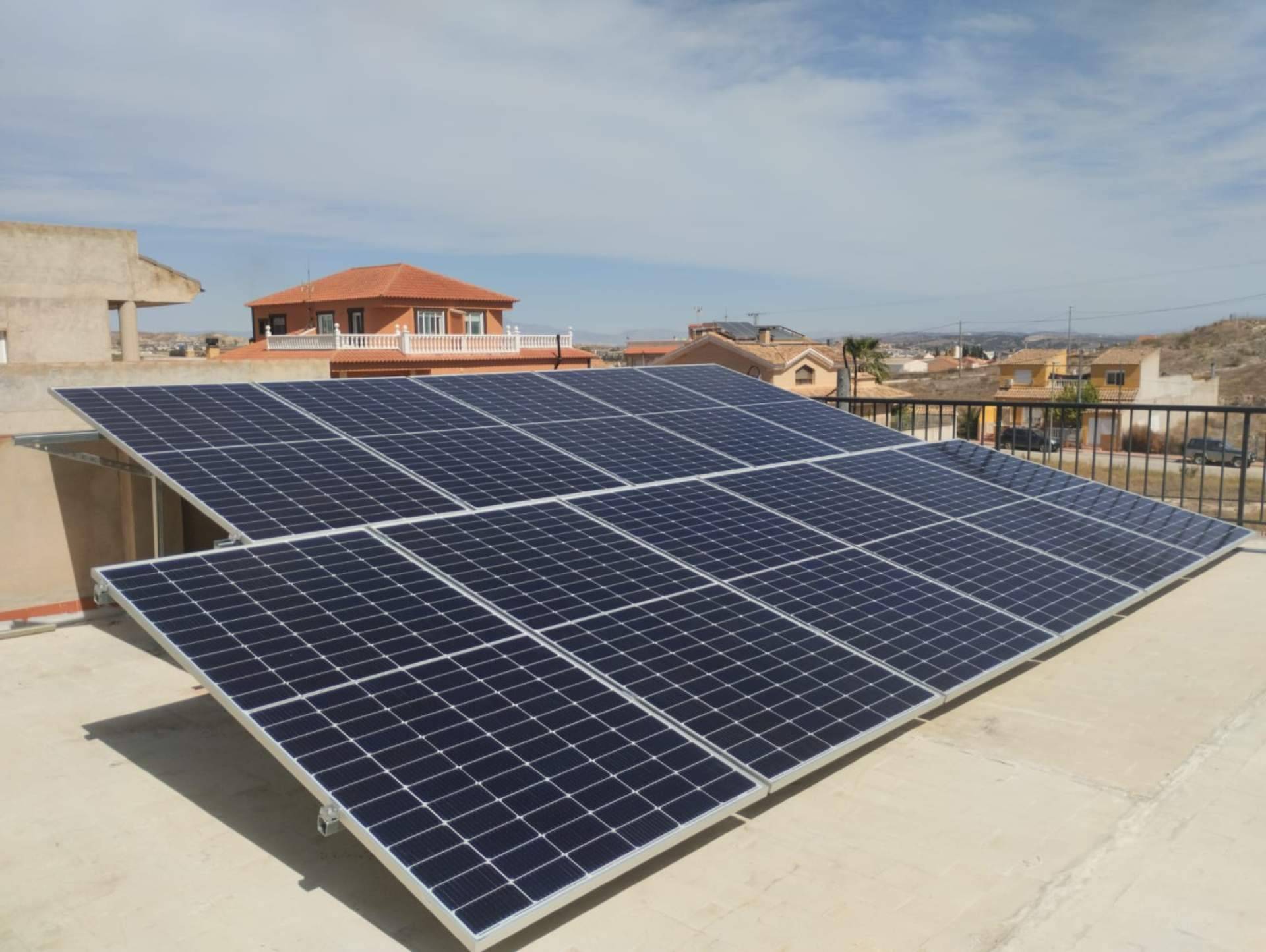 Hacer frente a la volatilidad de los precios de la electricidad con la instalación de paneles solares